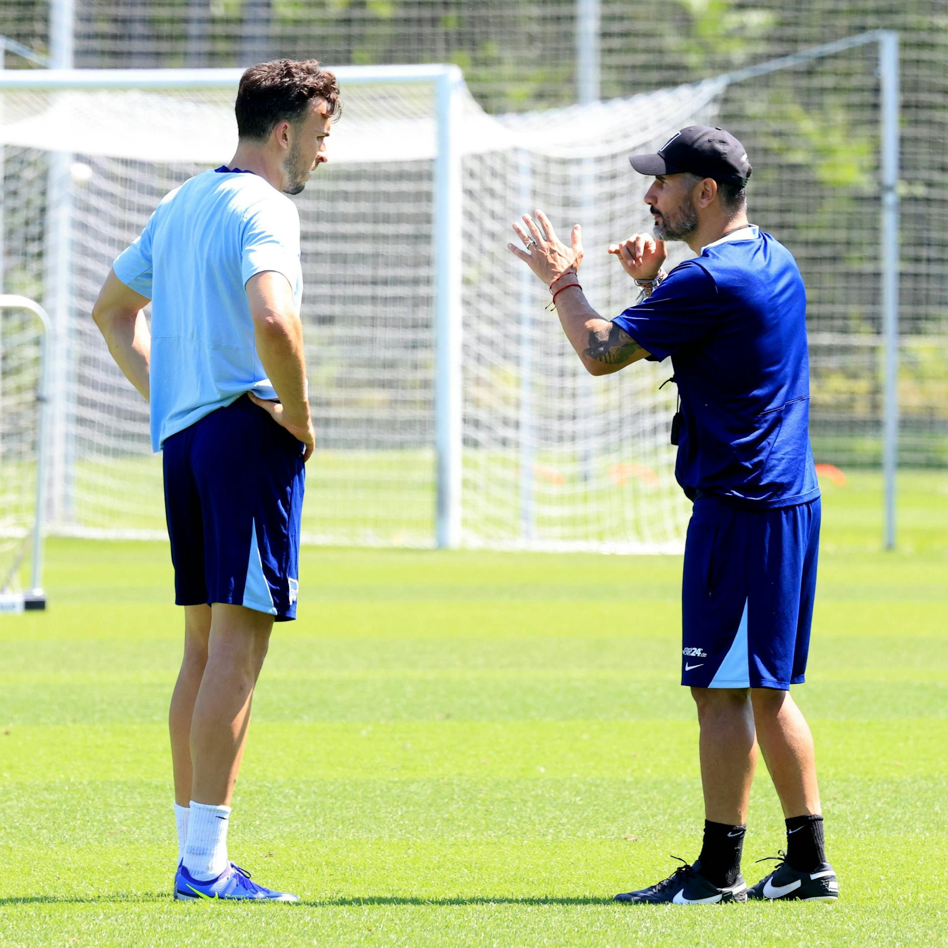 Hertha-Trainer Cristian Fiel im Taktikgespräch mit Stürmer Haris Tabakovic