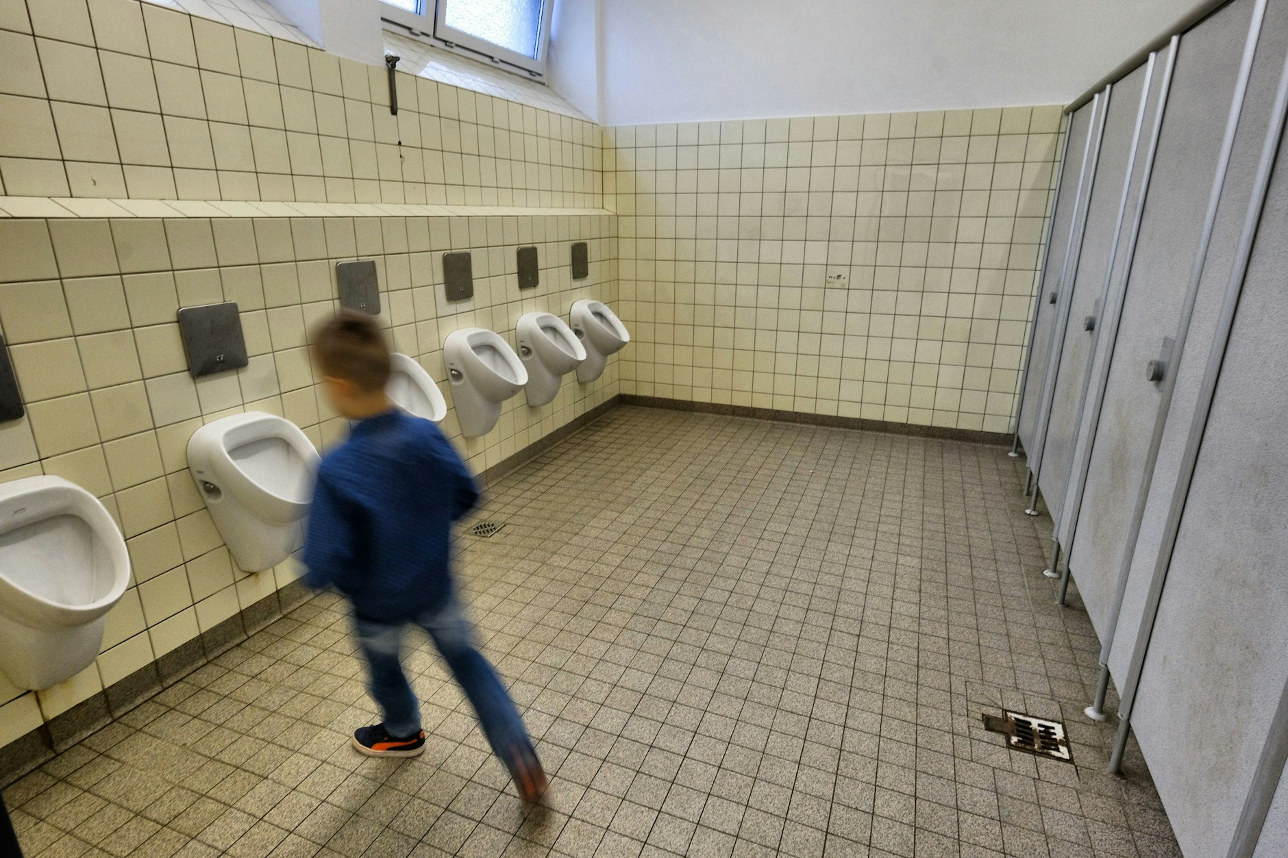 Bei den meisten Schülern unbeliebt: Blick in eine Schultoilette in Berlin.&nbsp;