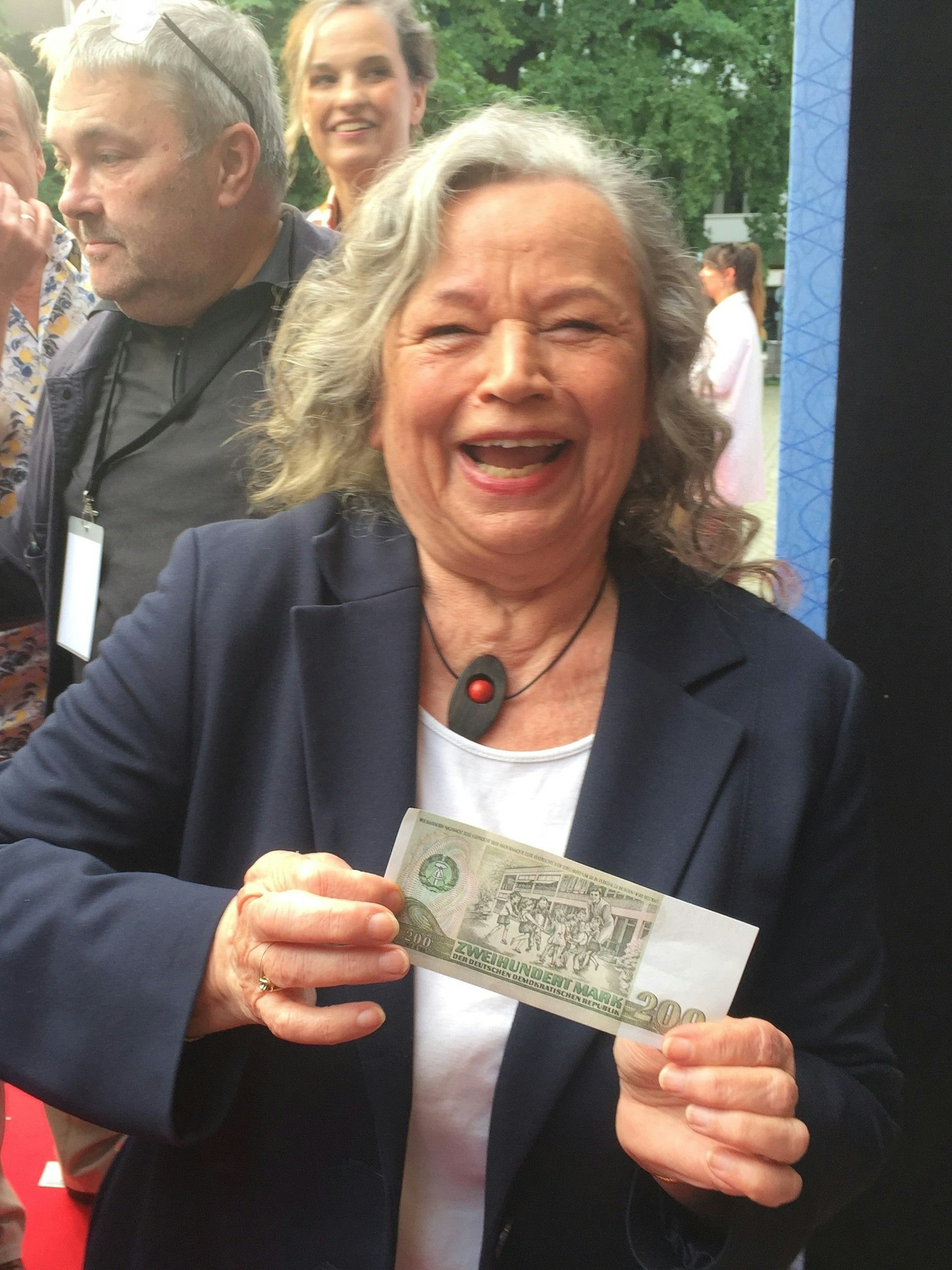 Schauspielerin Ursula Werner mit dem legendären 200-Mark-Schein der DDR