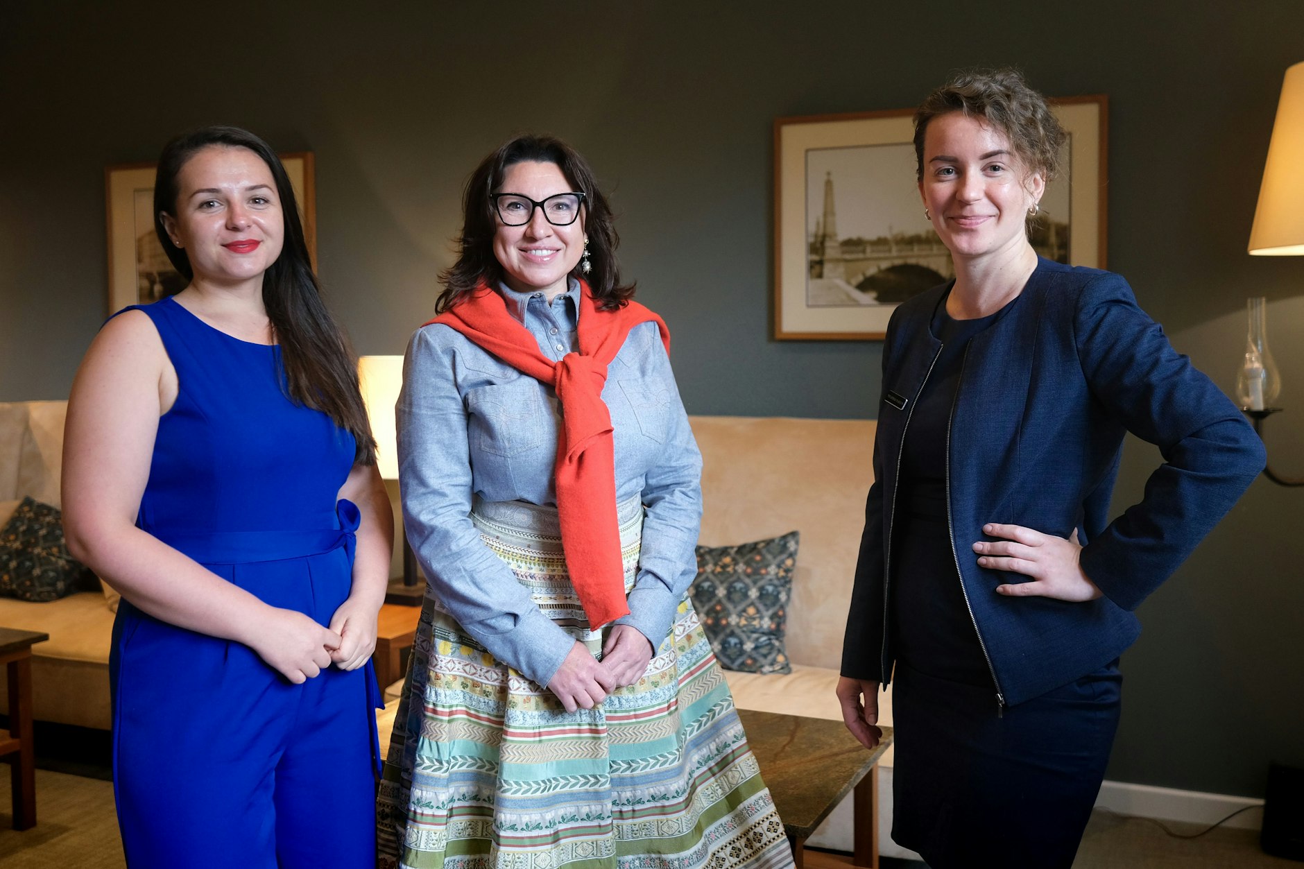 Die Juristin Anastasiia Kalion (l.) lebt noch von Bürgergeld, während Katya Prokopchuk (r.) sich im Gastgewerbe hocharbeitet. Dabei werden sie von der Arbeitsvermittlerin Alla Belikova (Mitte) unterstützt.