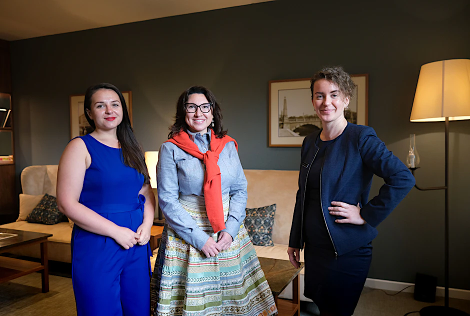 Die Juristin Anastasiia Kalion (l.) lebt noch von Bürgergeld, während Katya Prokopchuk (r.) sich im Gastgewerbe hocharbeitet. Dabei werden sie von der Arbeitsvermittlerin Alla Belikova (Mitte) unterstützt.
