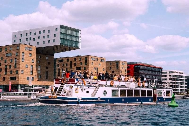 Das Partyschiff „MS LEX“ bietet die besten Voraussetzungen für eine coole Party auf dem Wasser.