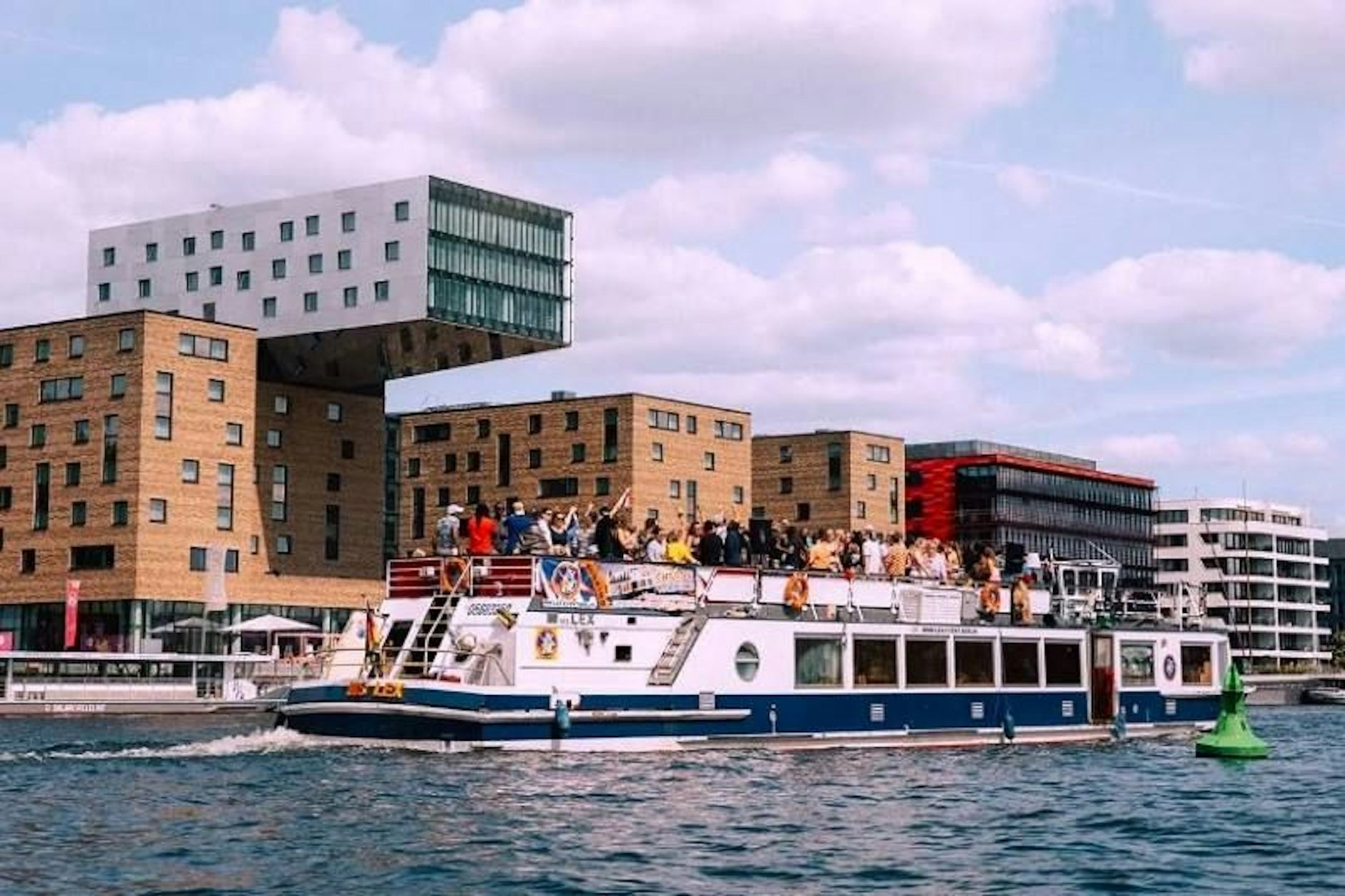 Das Partyschiff „MS LEX“ bietet die besten Voraussetzungen für eine coole Party auf dem Wasser.