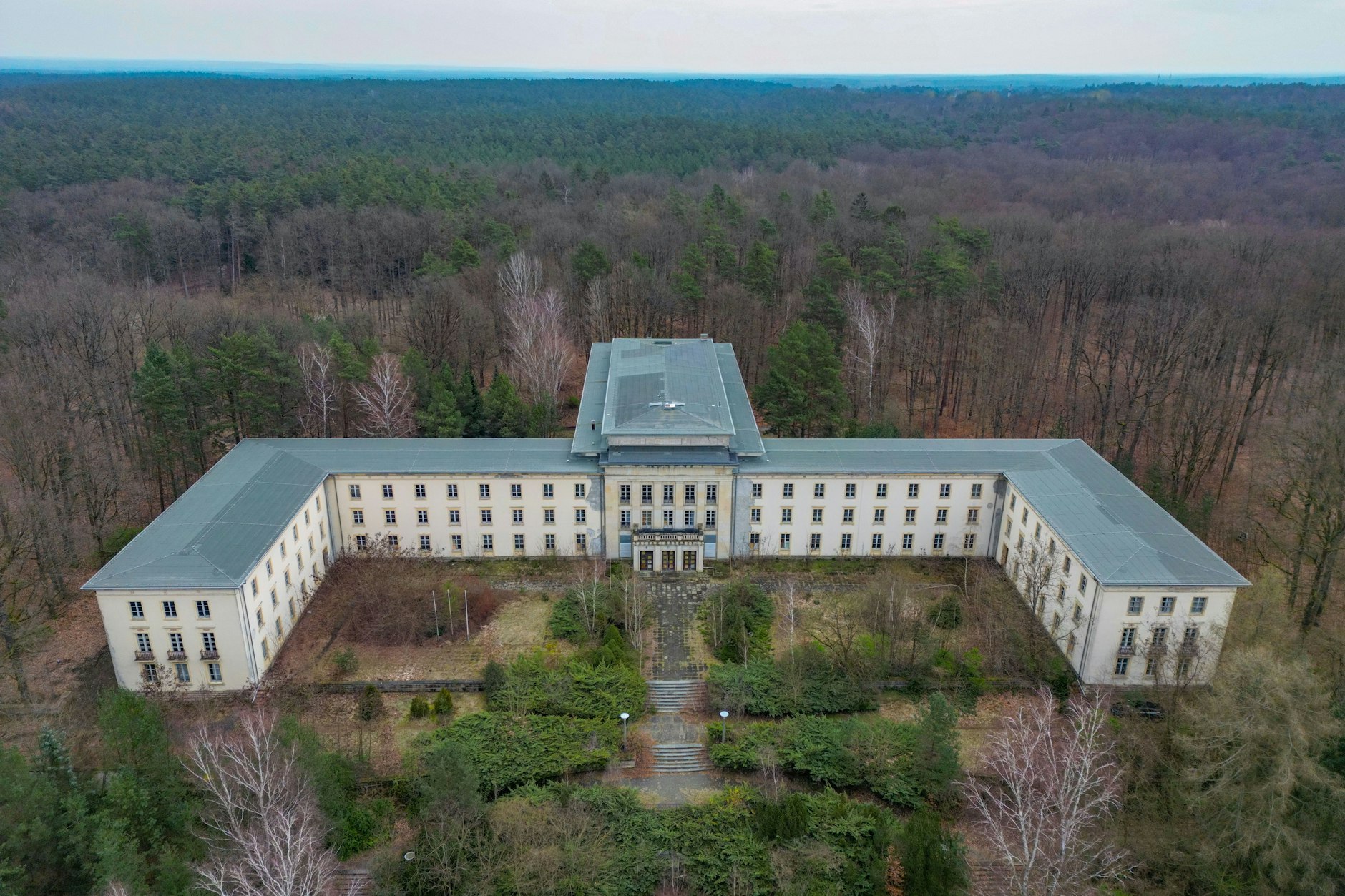 Das nördlich von Berlin gelegene Areal am Bogensee umfasst die ehemalige FDJ-Hochschule Wilhelm Pieck und die Villa von Reichspropagandaminister Joseph Goebbels.
