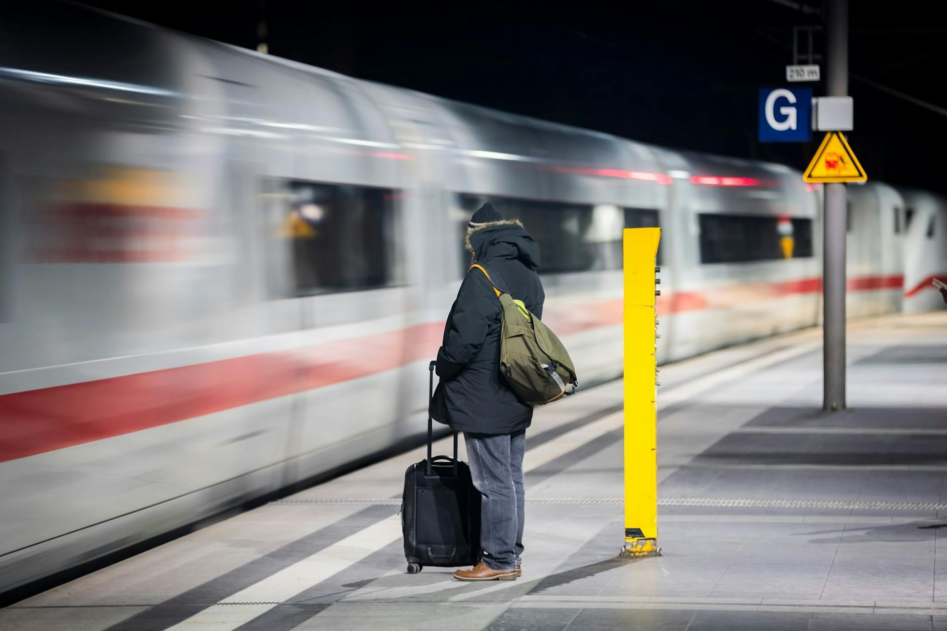 Zurücktreten, bitte! Ein ICE fährt im Berliner Hauptbahnhof ein. 