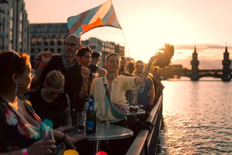 Eine sommerliche Poetry-Slam-Kaperfahrt mit Musik & Drinks bis auf die Mitte des Müggelsees und zurück! Ahoi und Party on!