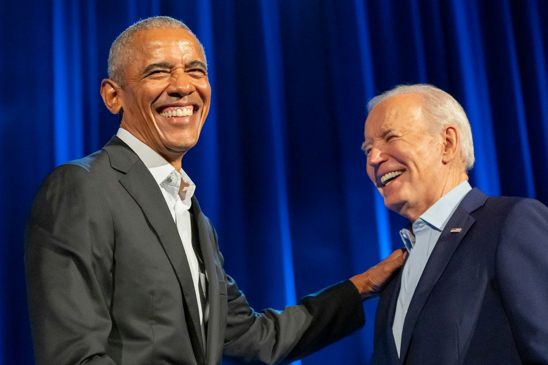 "Kandidatur überdenken": US-Präsident Joe Biden (r) und der ehemalige US-Präsident Barack Obama nehmen an einer Benefizveranstaltung in der Radio City Music Hall teil.