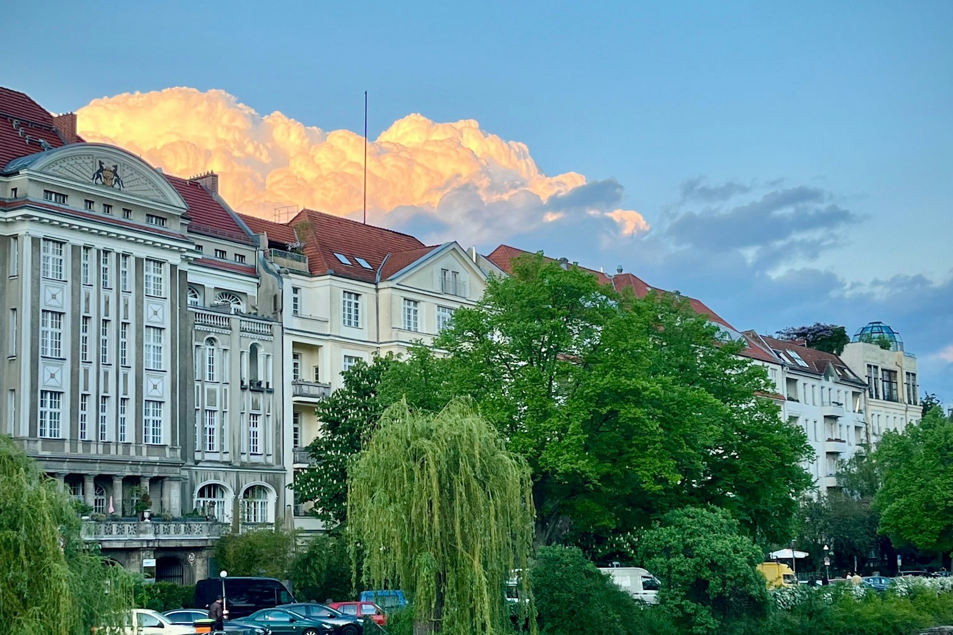 Mein wunderbares Berlin – manchmal rau, manchmal lieblich. Hier will ich erstmal nicht weg! Ein Wolkenspektakel am Maybachufer, Mitte April. 