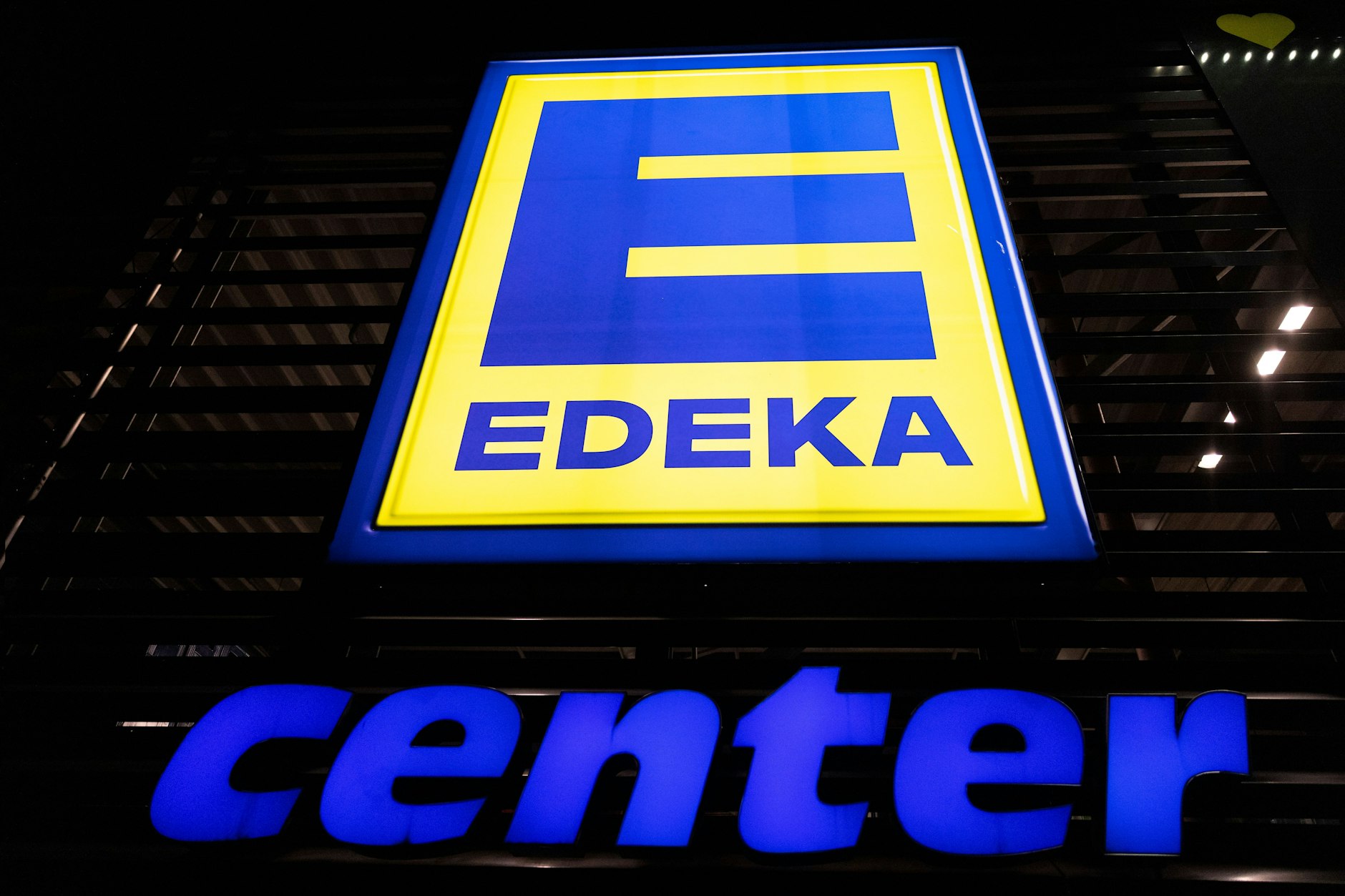 Ein Logo weist auf ein Einkaufcenter des Lebensmittelhändlers Edeka hin.
