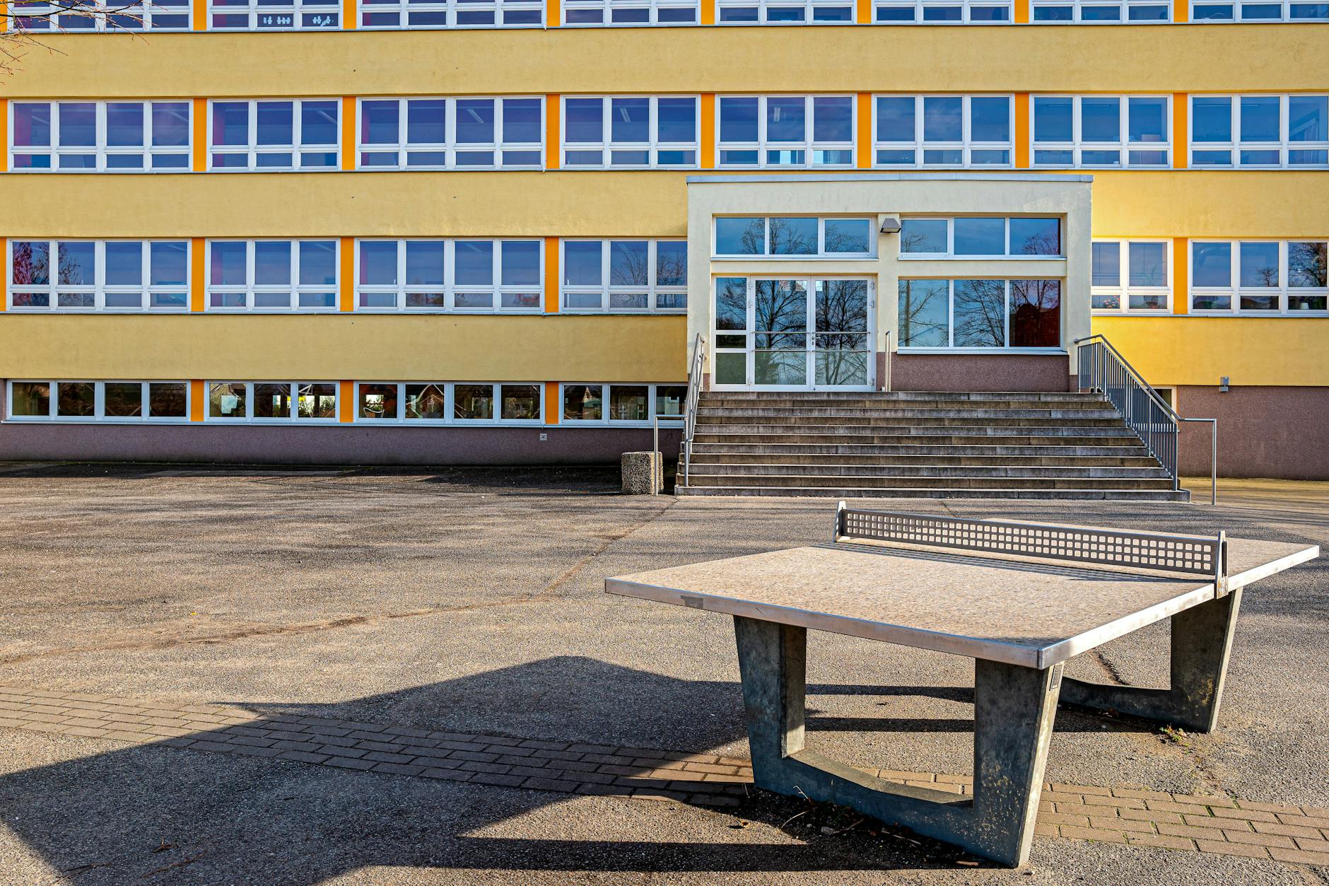 Schulhof einer Schule in Berlin. Oohne Schulstationen fehlt wichtige soziale Arbeit. 