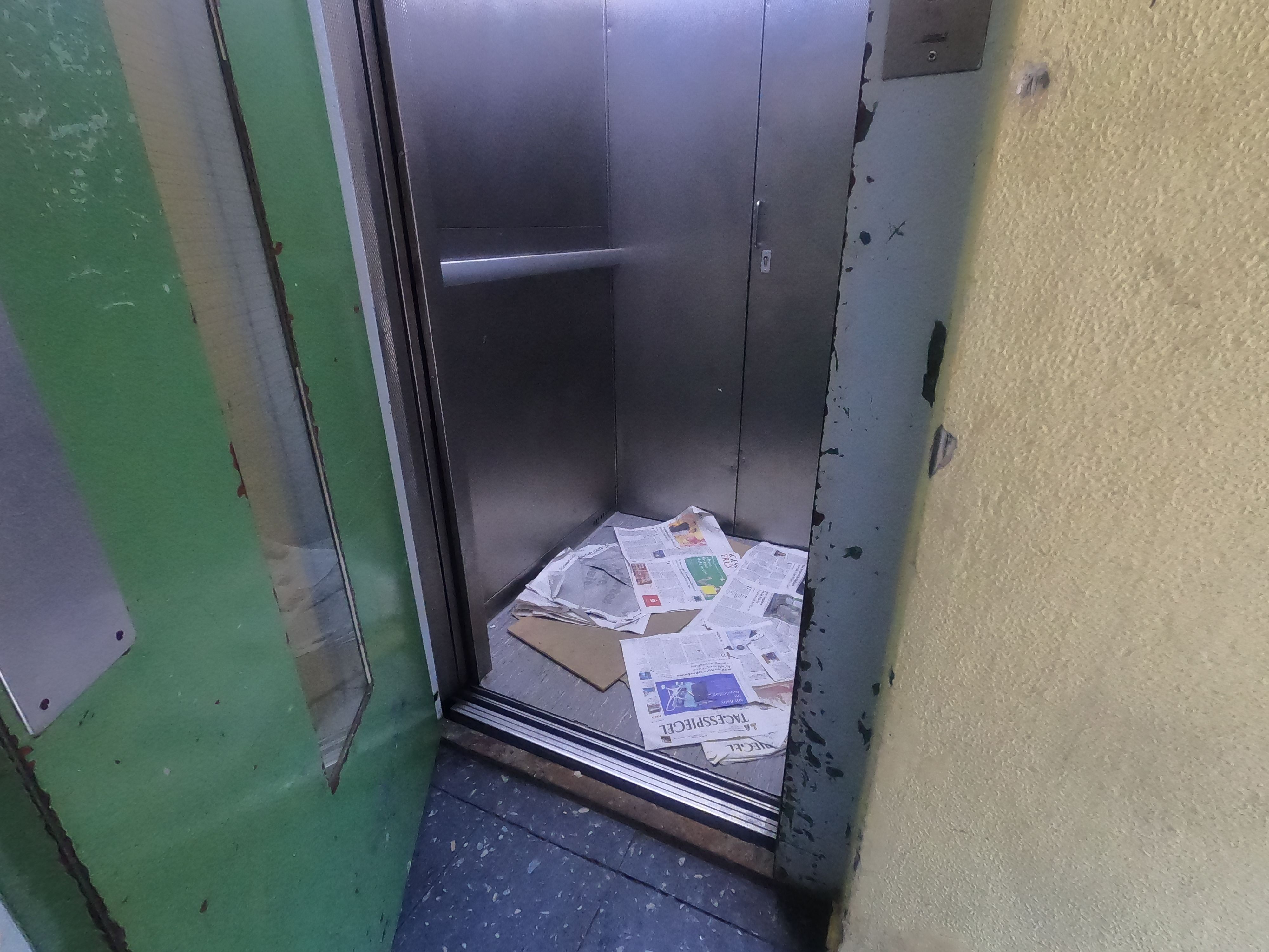 Abwasser-Horror in Berliner Mietshaus: Drei Wochen Chaos im Hausflur