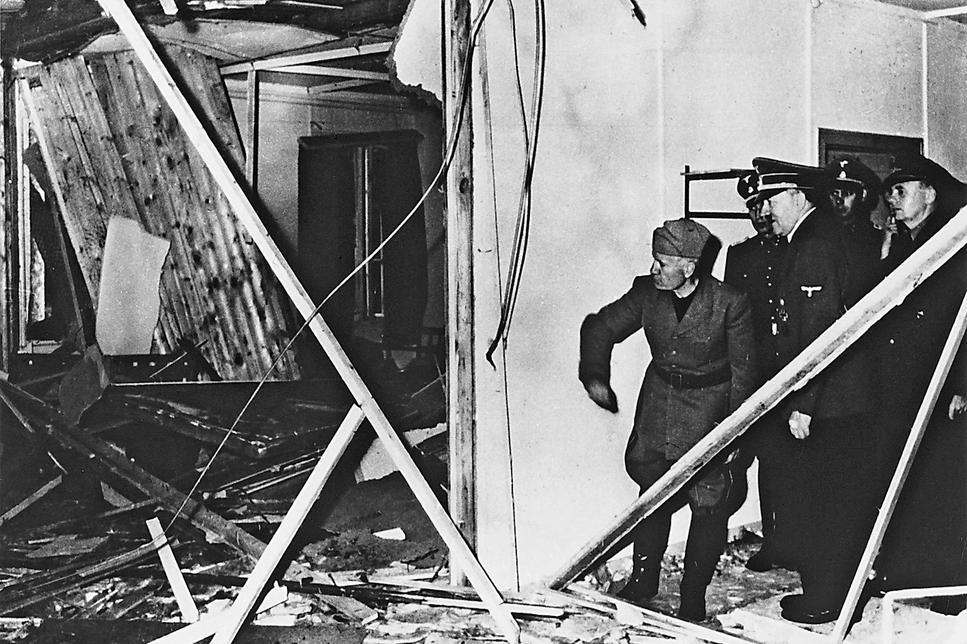 ARCHIV: Benito Mussolini begleitet Adolf Hitler zum Ort, an dem das gescheiterte Attentat vom 20. Juli 1944 stattfand.