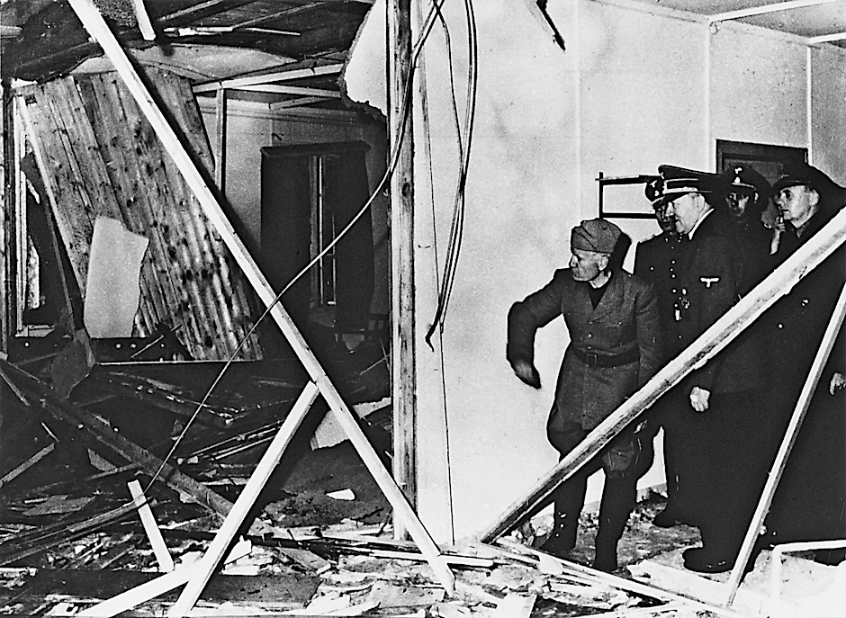 ARCHIV: Benito Mussolini begleitet Adolf Hitler zum Ort, an dem das gescheiterte Attentat vom 20. Juli 1944 stattfand.