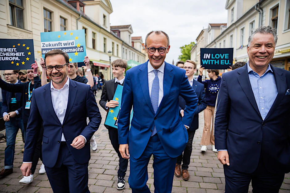 Jan Redmann (l.) beim Wahlkampf im Juni mit CDU-Chef Friedrich Merz und dem Europa-Abgeordneten Christian Ehler in Potsdam.