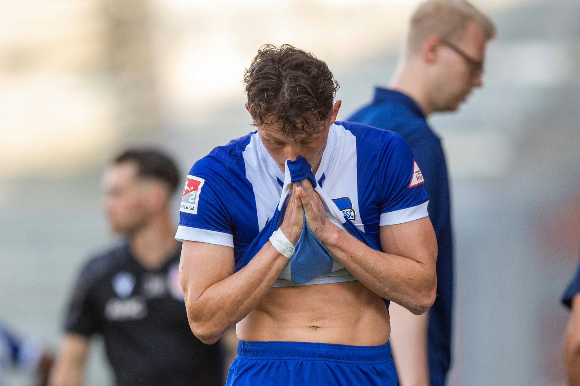 Herthas Fabian Reese dämmert direkt nach seiner Auswechslung, dass seine Verletzung ihn einen möglichen Wechsel in die Bundesliga kostet. 
