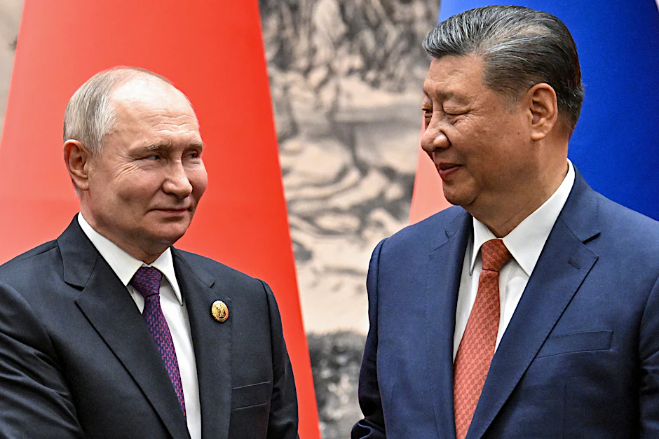 Der chinesische Präsident Xi Jinping (r.) und sein russischer Amtskollege Wladimir Putin (l.) schütteln sich vor ihren Gesprächen in Peking am 16. Mai 2024 die Hände.&nbsp;