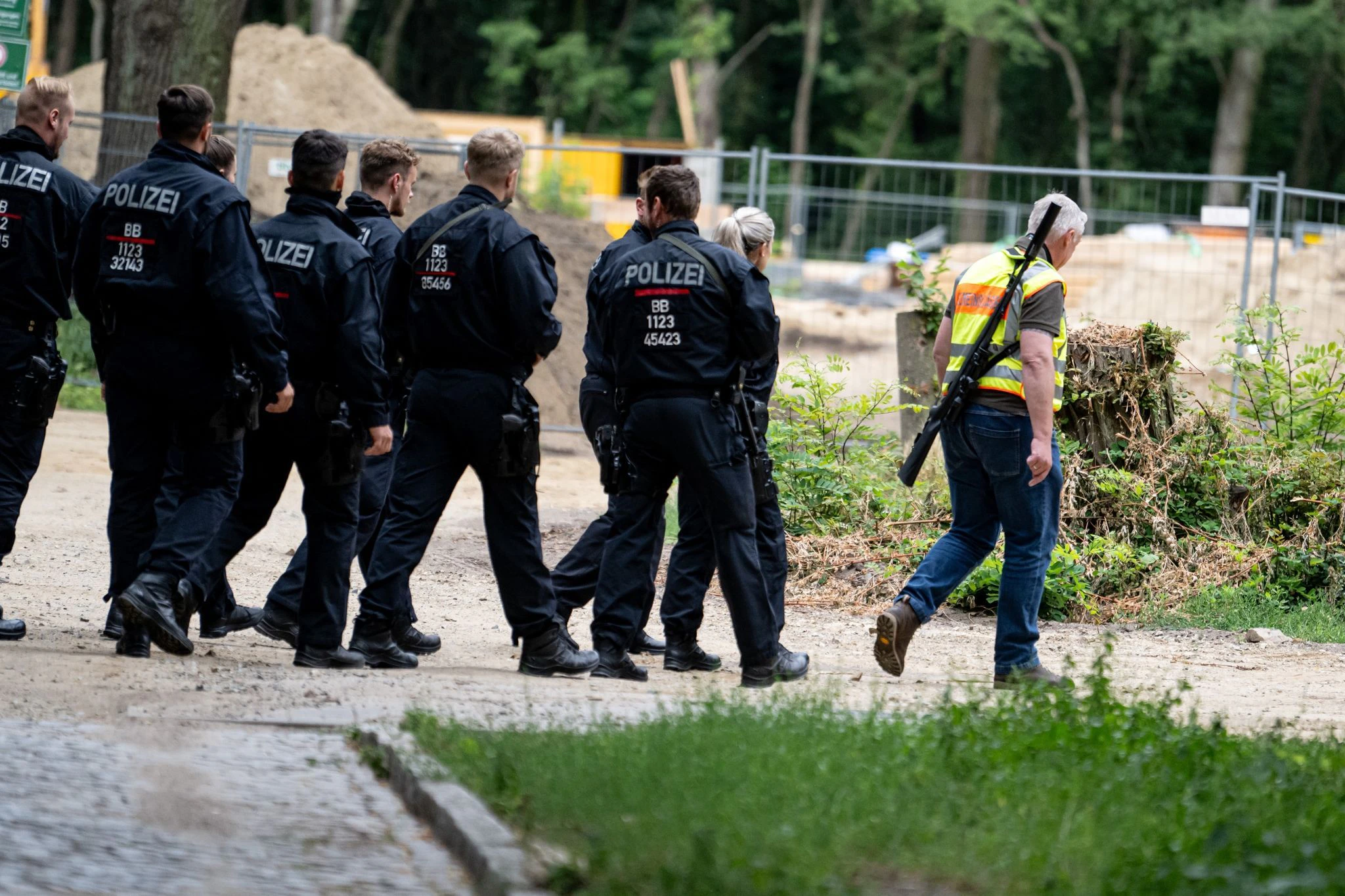 Der Gemeindejäger und Polizisten laufen im Bereich der südlichen Landesgrenze von Berlin – nach Löwen-Alarm.