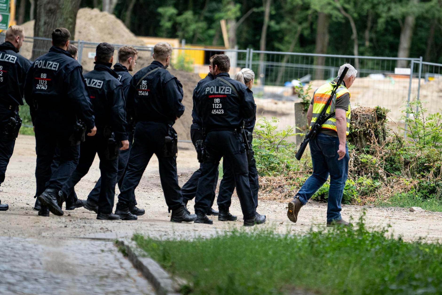 Der Gemeindejäger und Polizisten laufen im Bereich der südlichen Landesgrenze von Berlin – nach Löwen-Alarm.