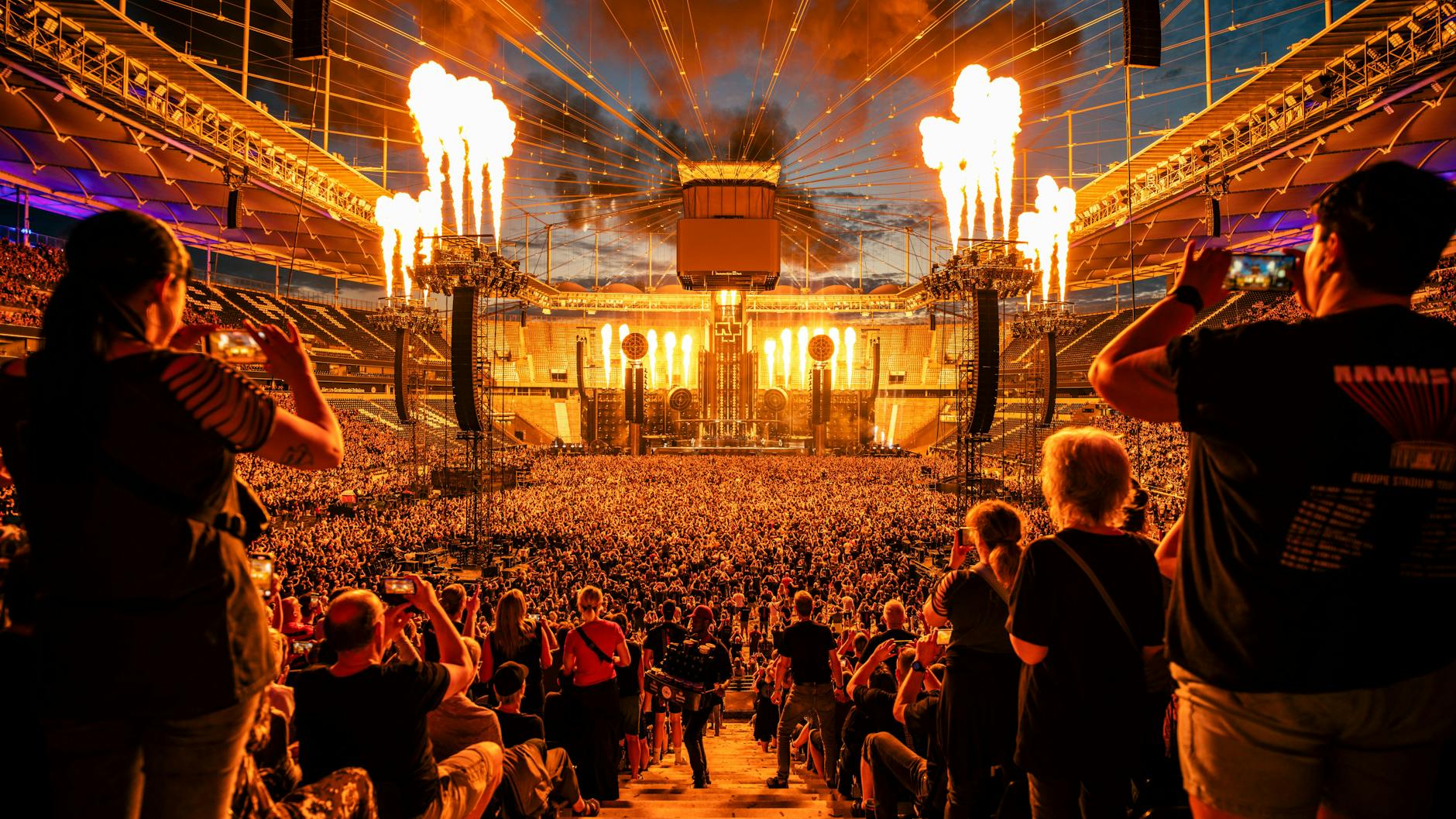 Auch bei den Konzerten von Rammstein wird gefilmt - manche Besucher halten während der kompletten Shows das Smartphone in die Höhe.