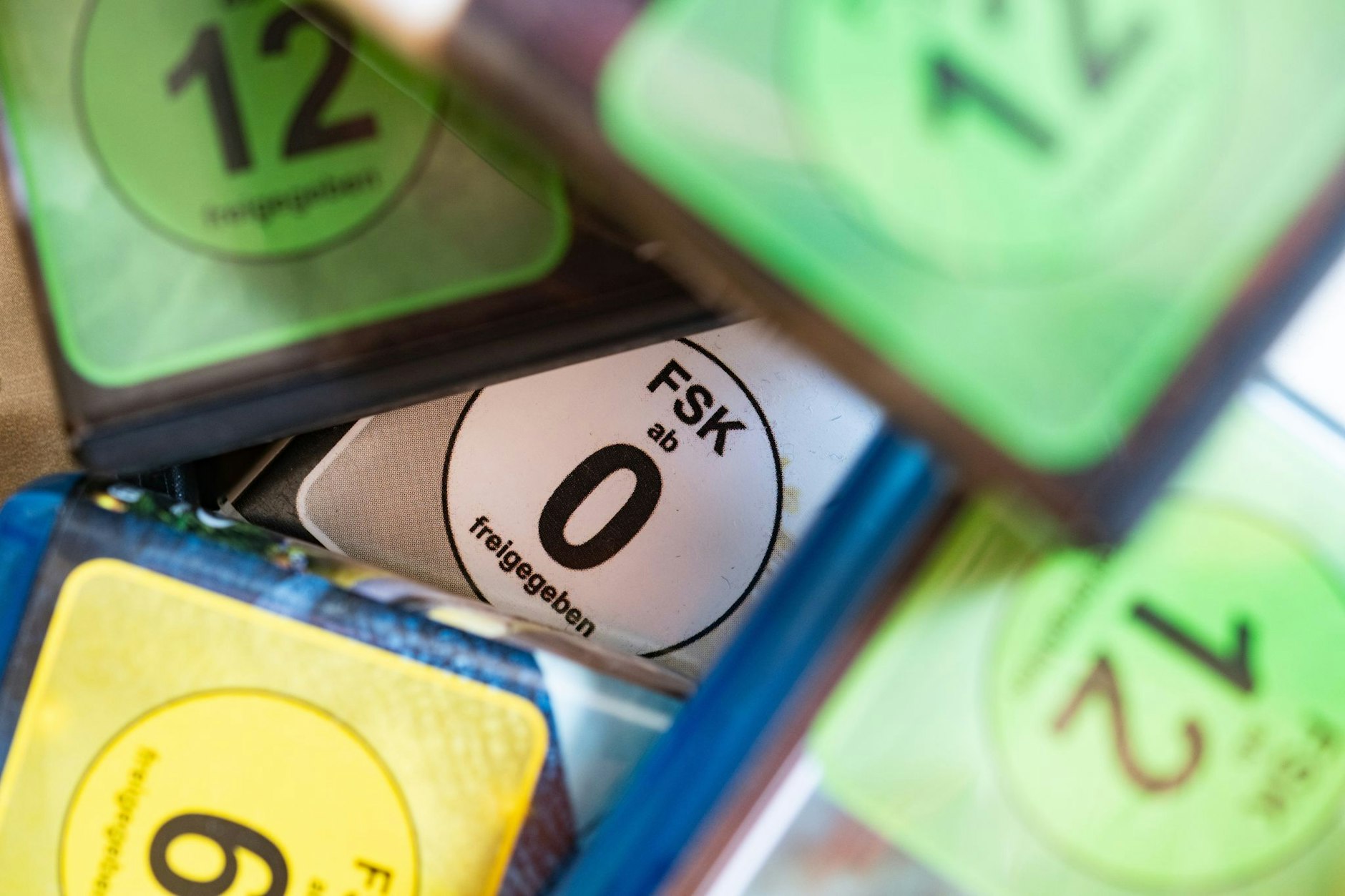 Die FSK-Aufkleber sind von den DVDs gar nicht mehr wegzudenken.