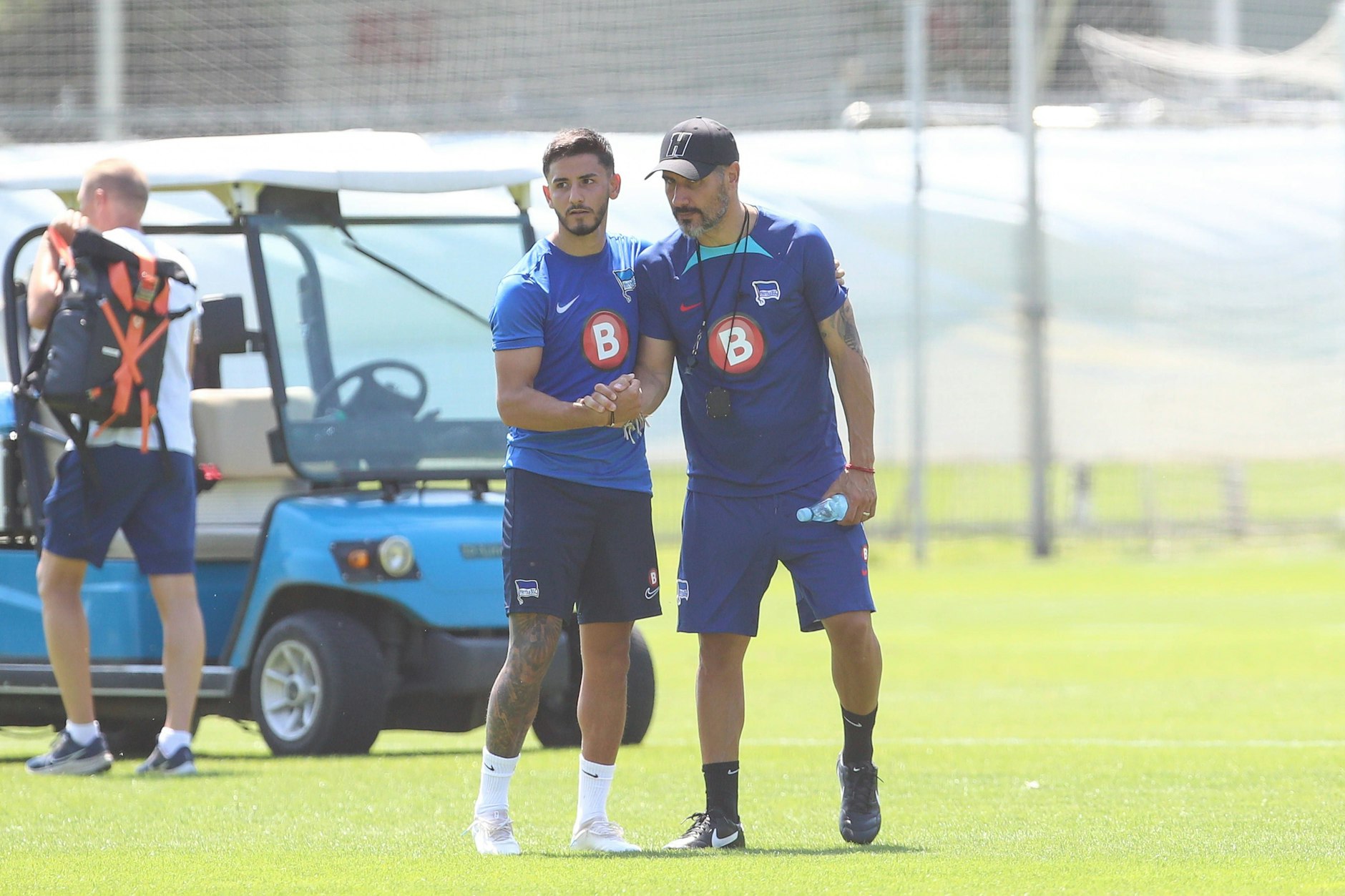 Cheftrainer Cristian Fiél (44)&nbsp; baut auf Kevin Sessa (24). Doch der Neuzugang fehlt Hertha BSC nun zum Saisonstart.