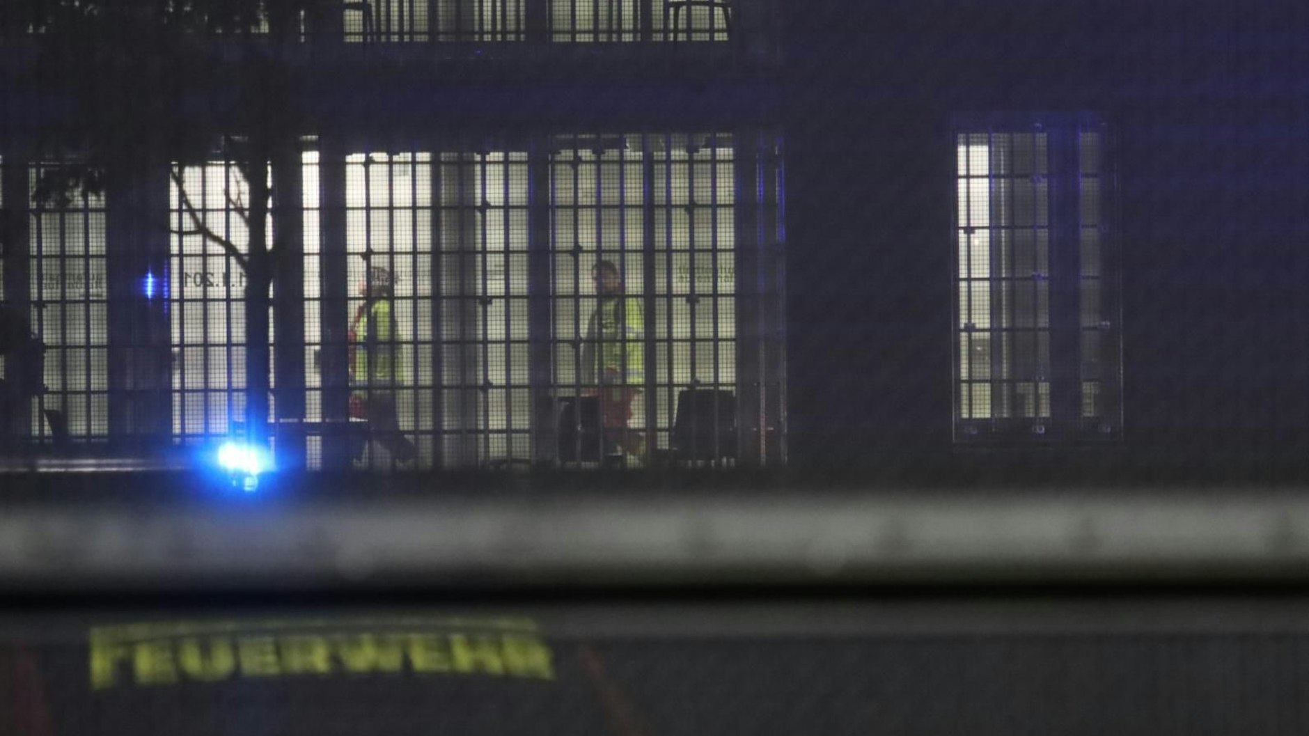 Der Notarzt konnte bei dem Häftling nach dem Brand in einer Zelle in der JVA Heidering nur noch den Tod feststellen. 