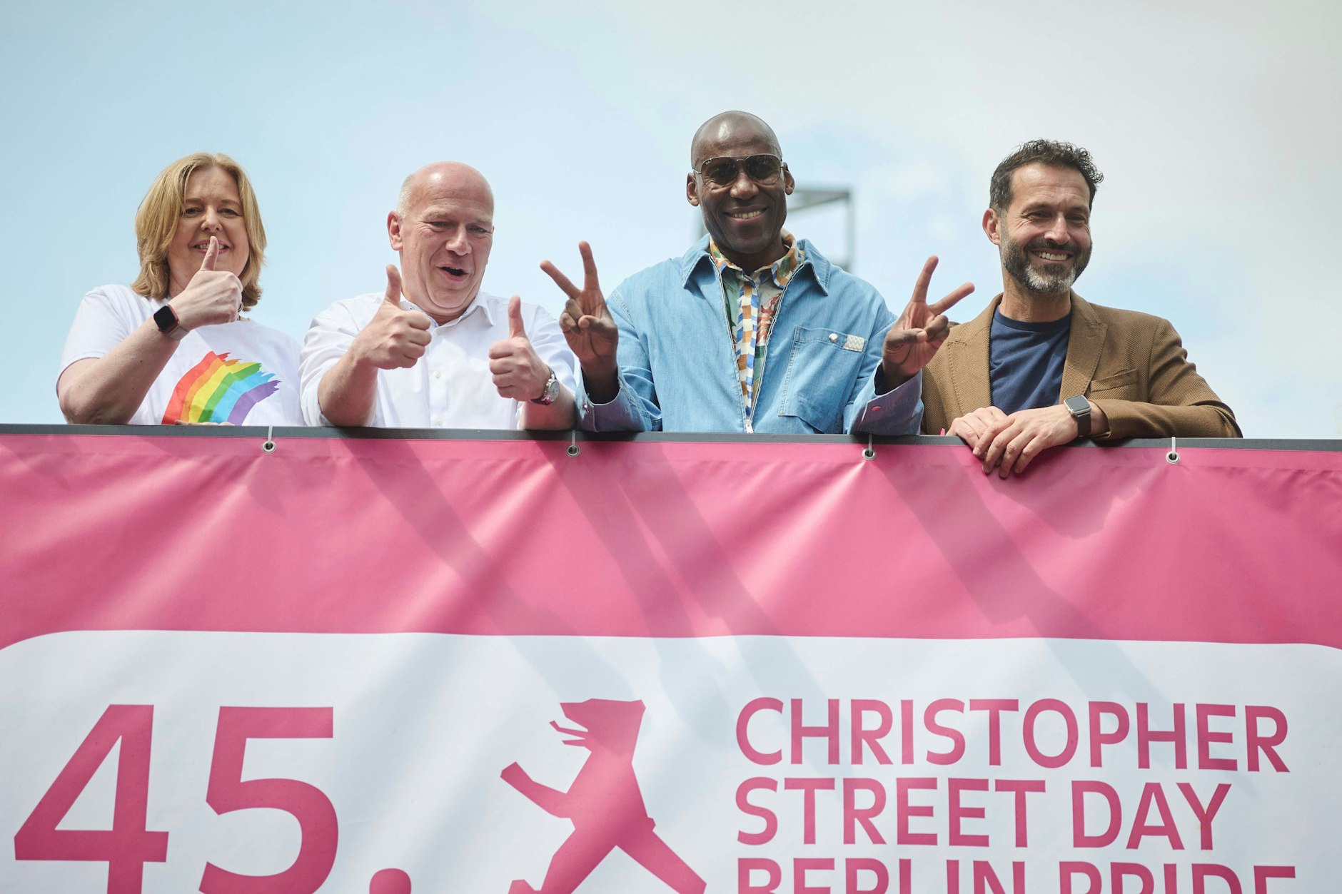 Berlins Regierender Bürgermeister Kai Wegner (CDU) bei der CSD-Parade im Juli vergangenen Jahres - mit Bärbel Bas (SPD, Bundestagspräsidentin), Joe Chialo (Kultursenator) und Alfonso Pantisano von der Initiative Queeres Berlin.