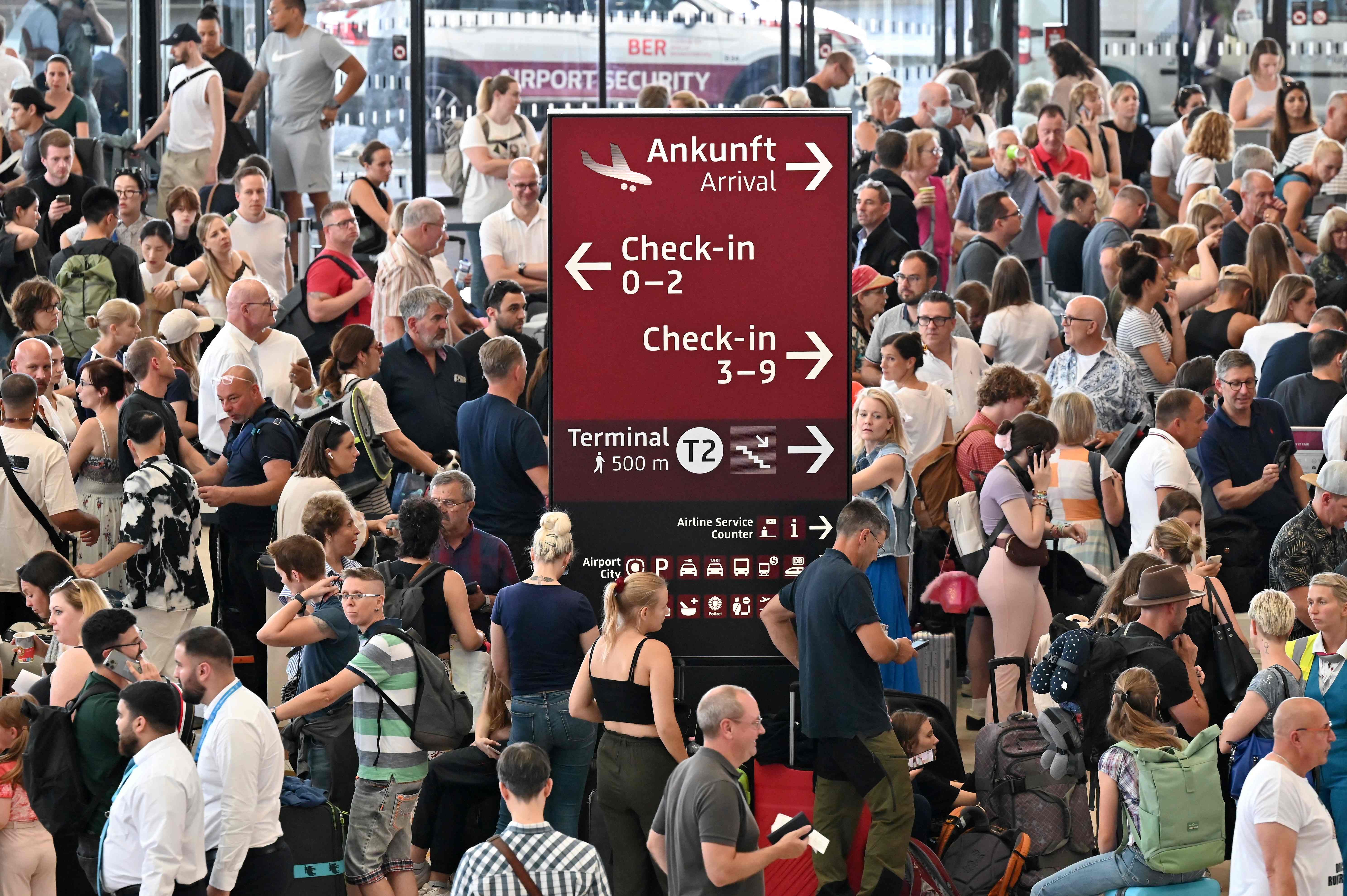 Crowdstrike-Chaos am BER: Der Polizist empfiehlt einen Backshop, der Kollege hat düstere Gedanken