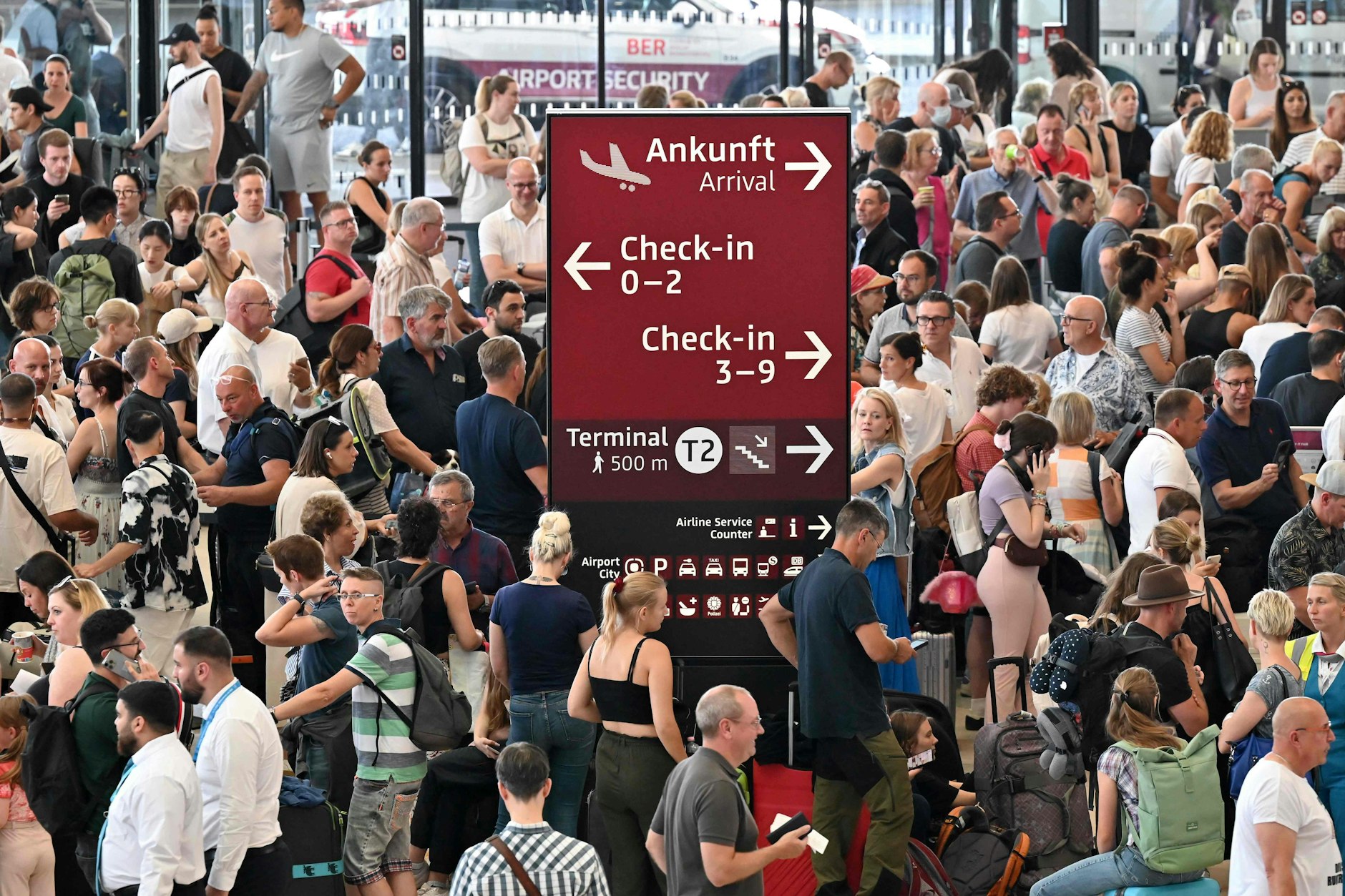 Getümmel am BER: Wegen einer IT-Panne mussten Fluggäste am Freitag stundenlang warten.