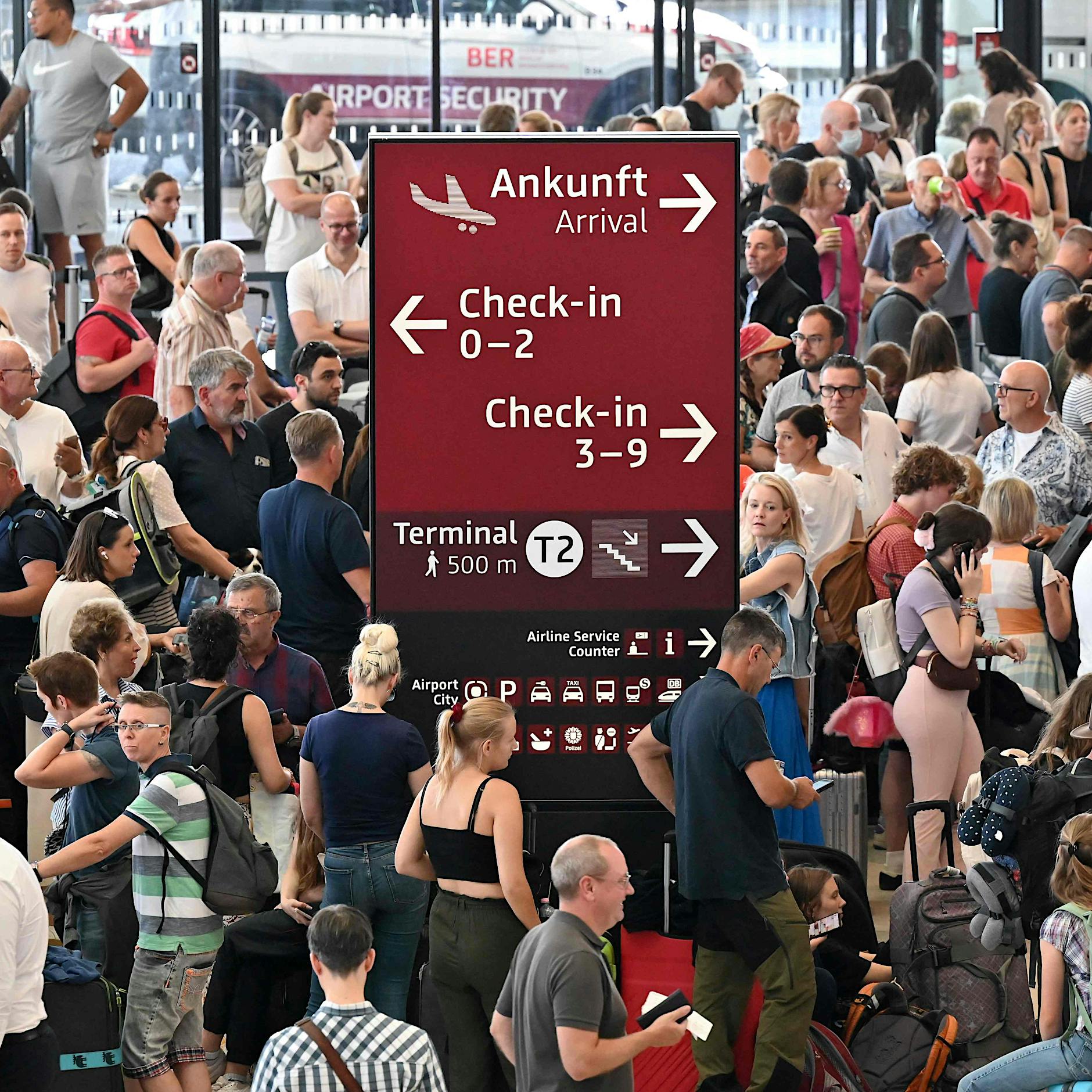 Crowdstrike-Chaos am BER: Der Polizist empfiehlt einen Backshop, der Kollege hat düstere Gedanken