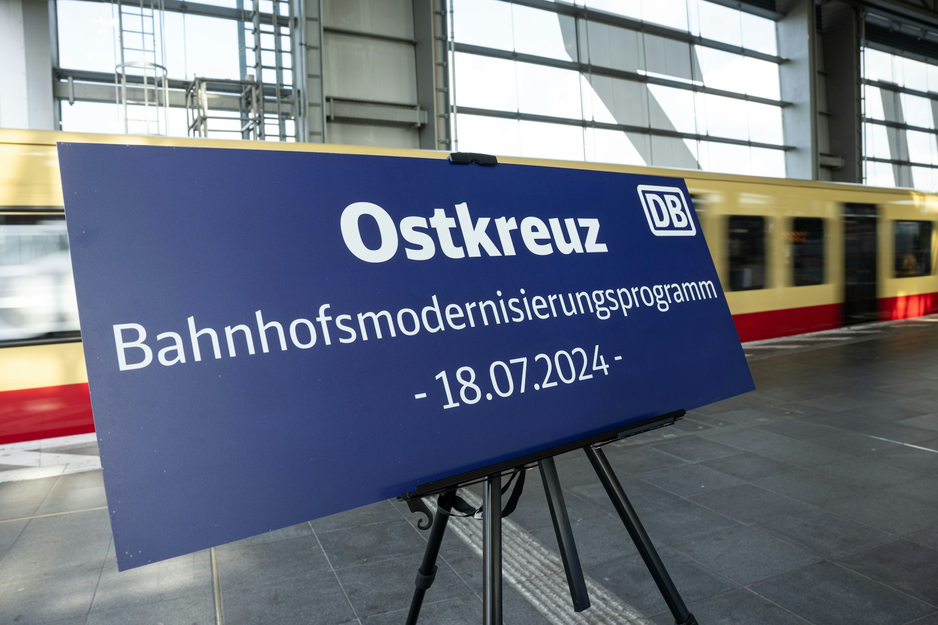 Das Schild am Bahnhof Ostkreuz weist auf das Modernisierungsprogramm hin.