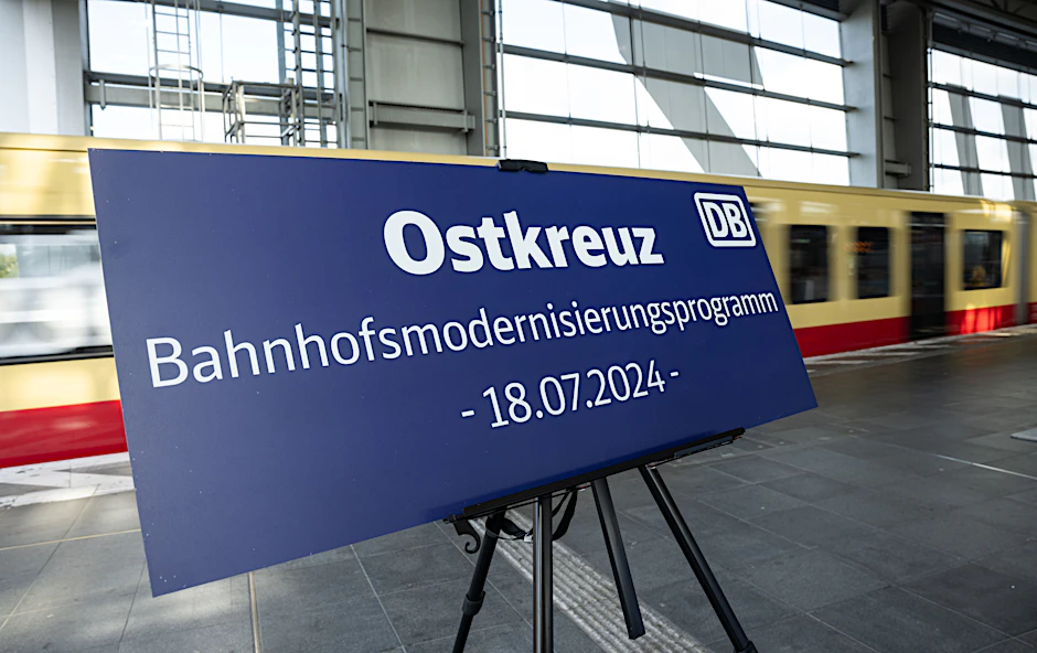 Das Schild am Bahnhof Ostkreuz weist auf das Modernisierungsprogramm hin.