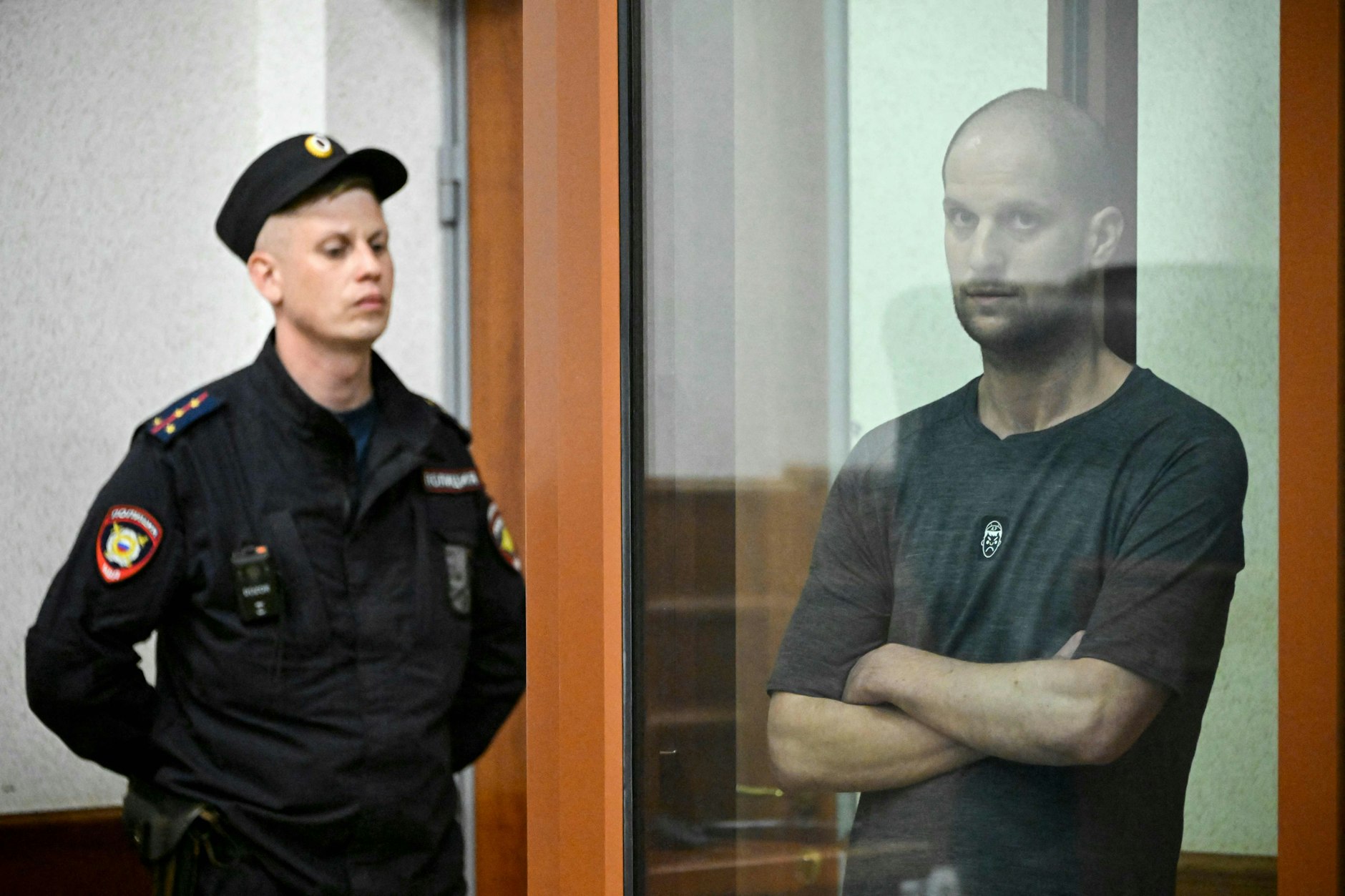 Der wegen Spionage angeklagte US-Journalist Evan Gershkovich steht während der Urteilsverkündung im Bezirksgericht Swerdlowsk in Jekaterinburg in einem gläsernen Angeklagtenkäfig.