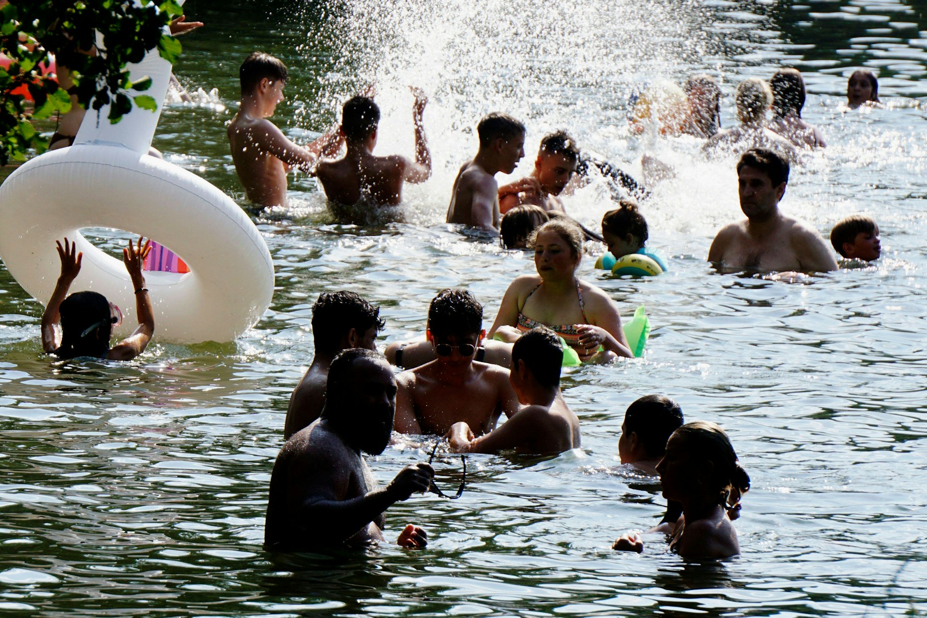 Wie die Ölsardinen: An warmen Tagen bleibt im Schlachtensee kaum ein Fleckchen frei.