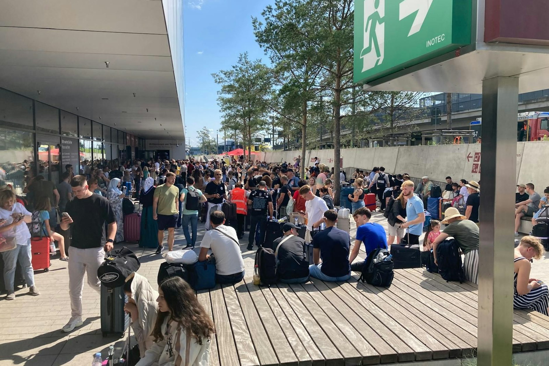 Hunderte Passagiere warten in der Hitze vor Terminal 2 darauf, dass endlich ihre Flüge in den Urlaub starten.
