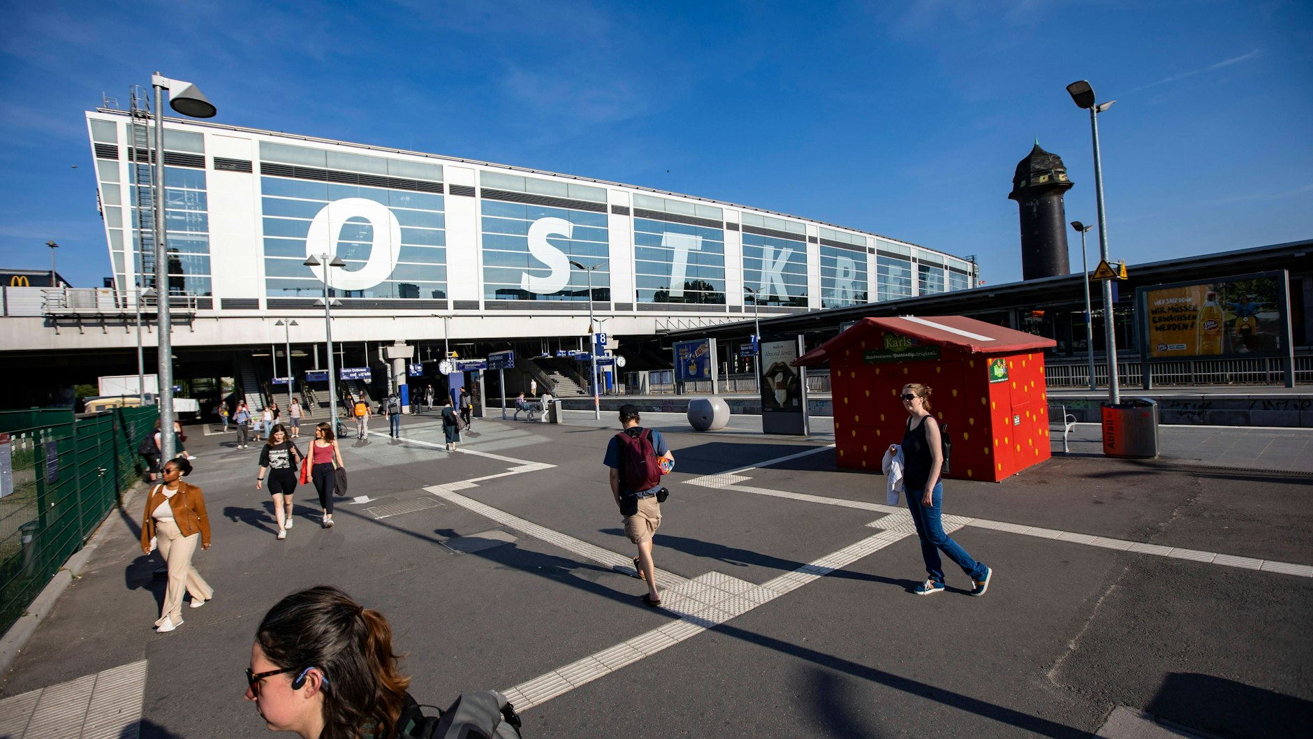 Am Ostkreuz steigen täglich mehr als 250.000 Menschen um.