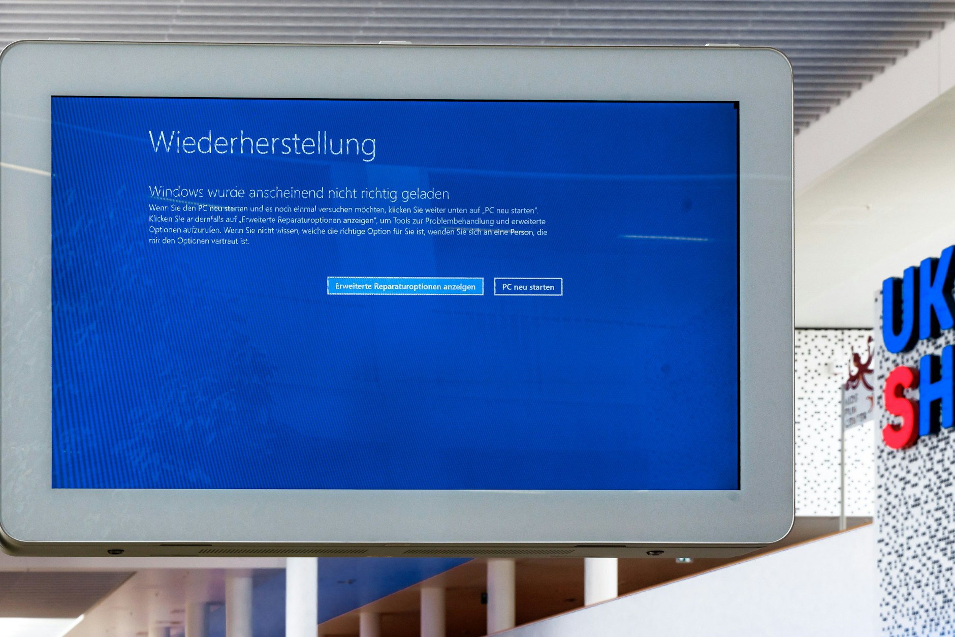 Bluescreen of Death: Eine Infotafel im Universitätskrankenhaus UKSH in Lübeck weist darauf hin, dass sie wegen eines Problems mit Windows nicht funktioniert.