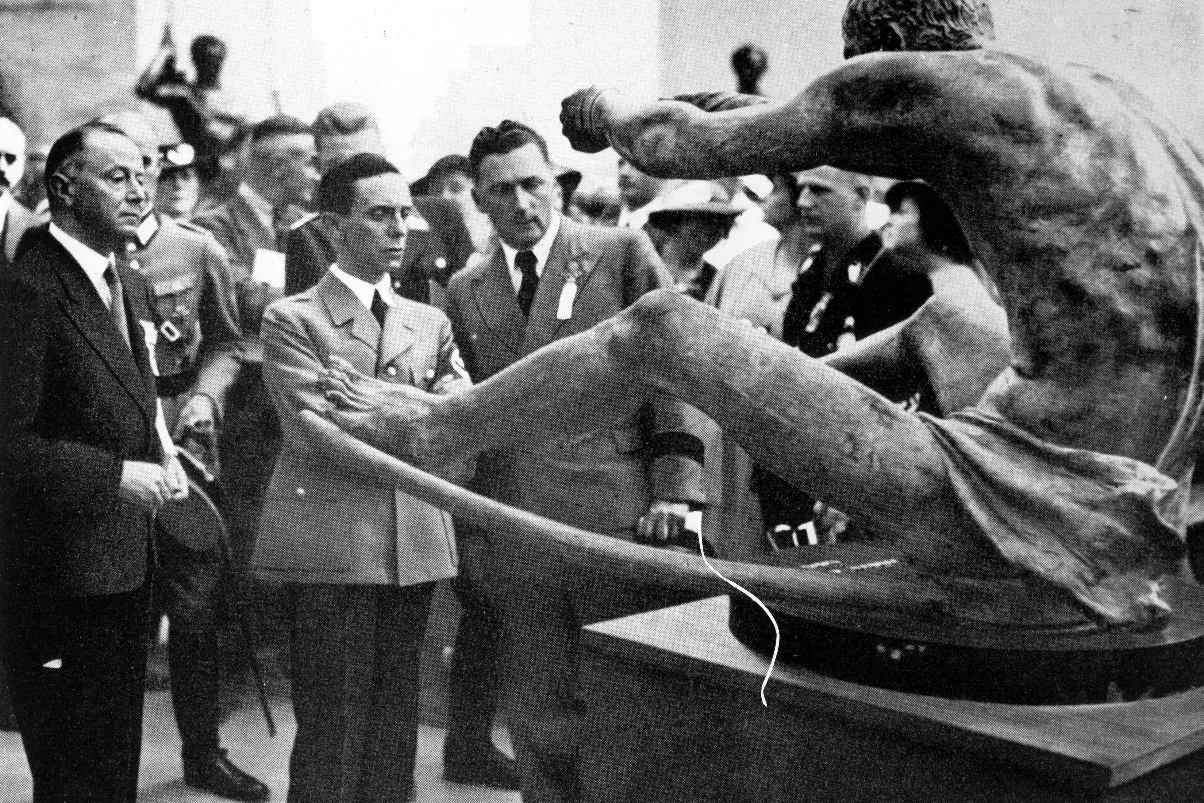 Ein düsteres Kapitel der Olympischen Spiele und auch des Kunstwettbewerbs: Goebbels bei der Ausstellung der Werke 1936 in Berlin