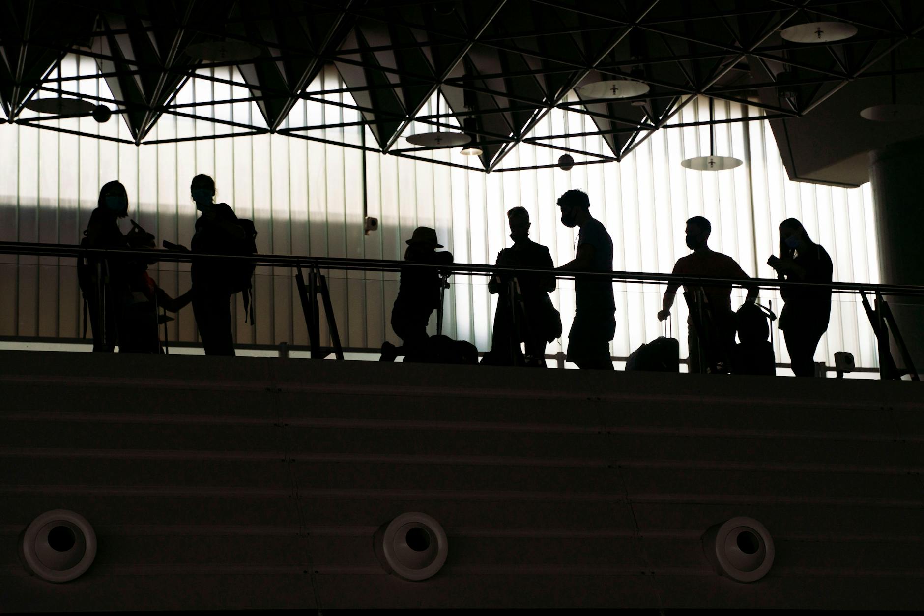 Menschen warten in einem Terminal des Frankfurter Flughafens auf einen Corona-Test