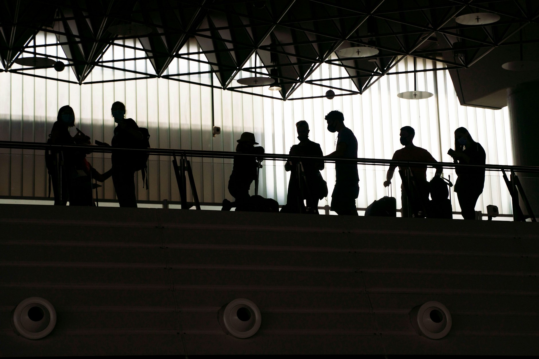Menschen warten in einem Terminal des Frankfurter Flughafens auf einen Corona-Test