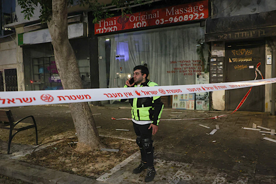Ein Polizist am Ort der Explosion in Tel Aviv. Ein Mensch starb bei dem Vorfall, weitere wurden verletzt.