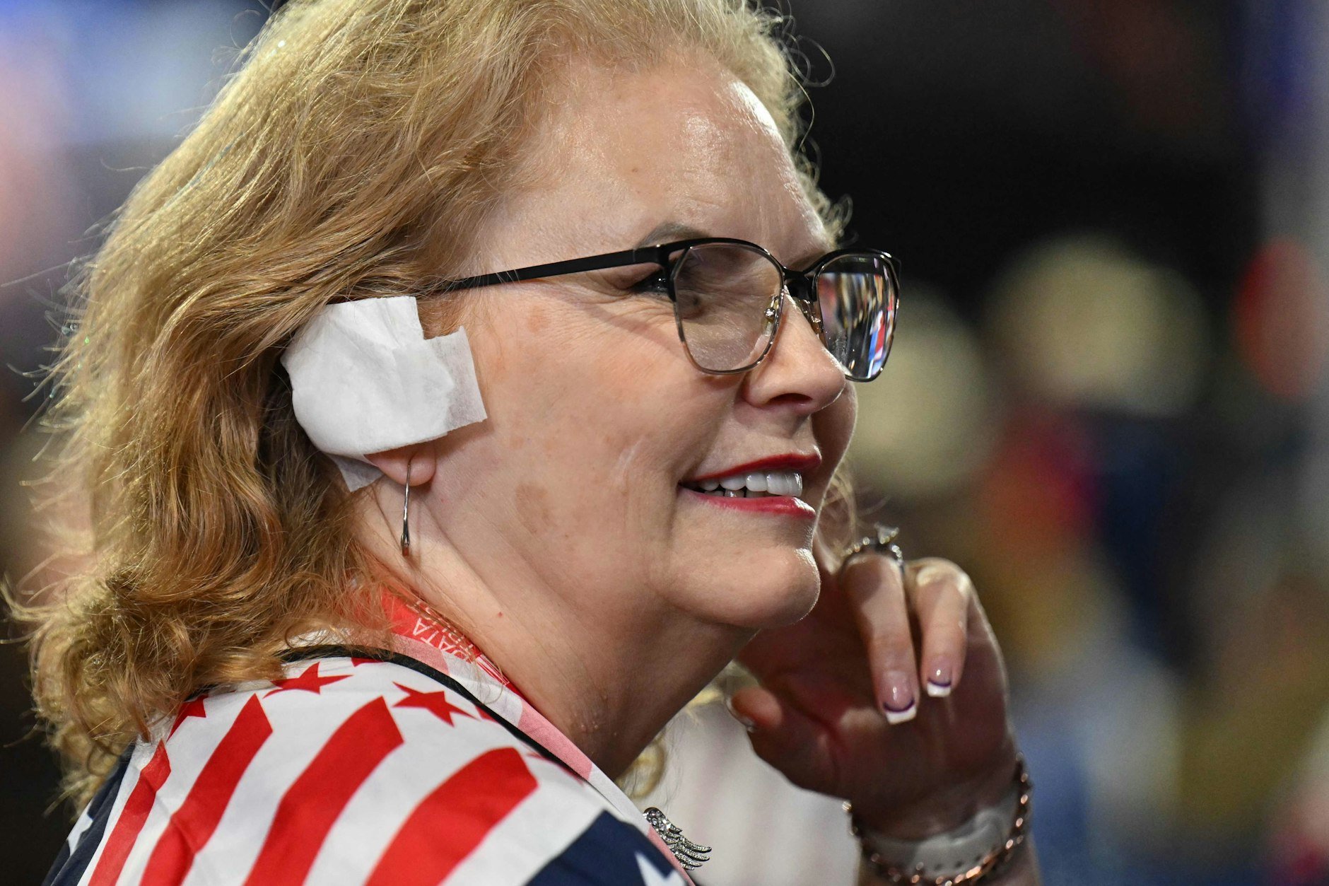 Auf dem Parteitag der Republikaner wurde der Verband am Ohr schnell zum Mode-Trend. Der einzige, der ihn wirklich brauchte, war aber Donald TRump - ihm fehlt nach dem Anschlag am vergangenen Wochenende ein Stück Ohr.