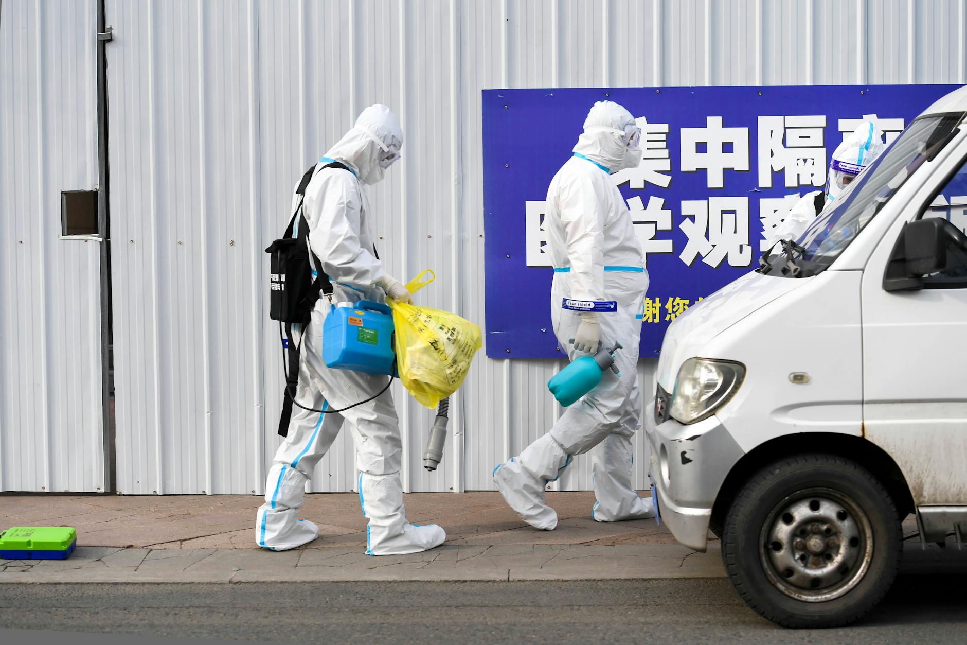 Lockdown – Freiwillige desinfizieren eine leere Straße in Changchun, Provinz Jilin. Lange wurde von China in der Pandemie eine Zero-Covid-Strategie verfolgt.