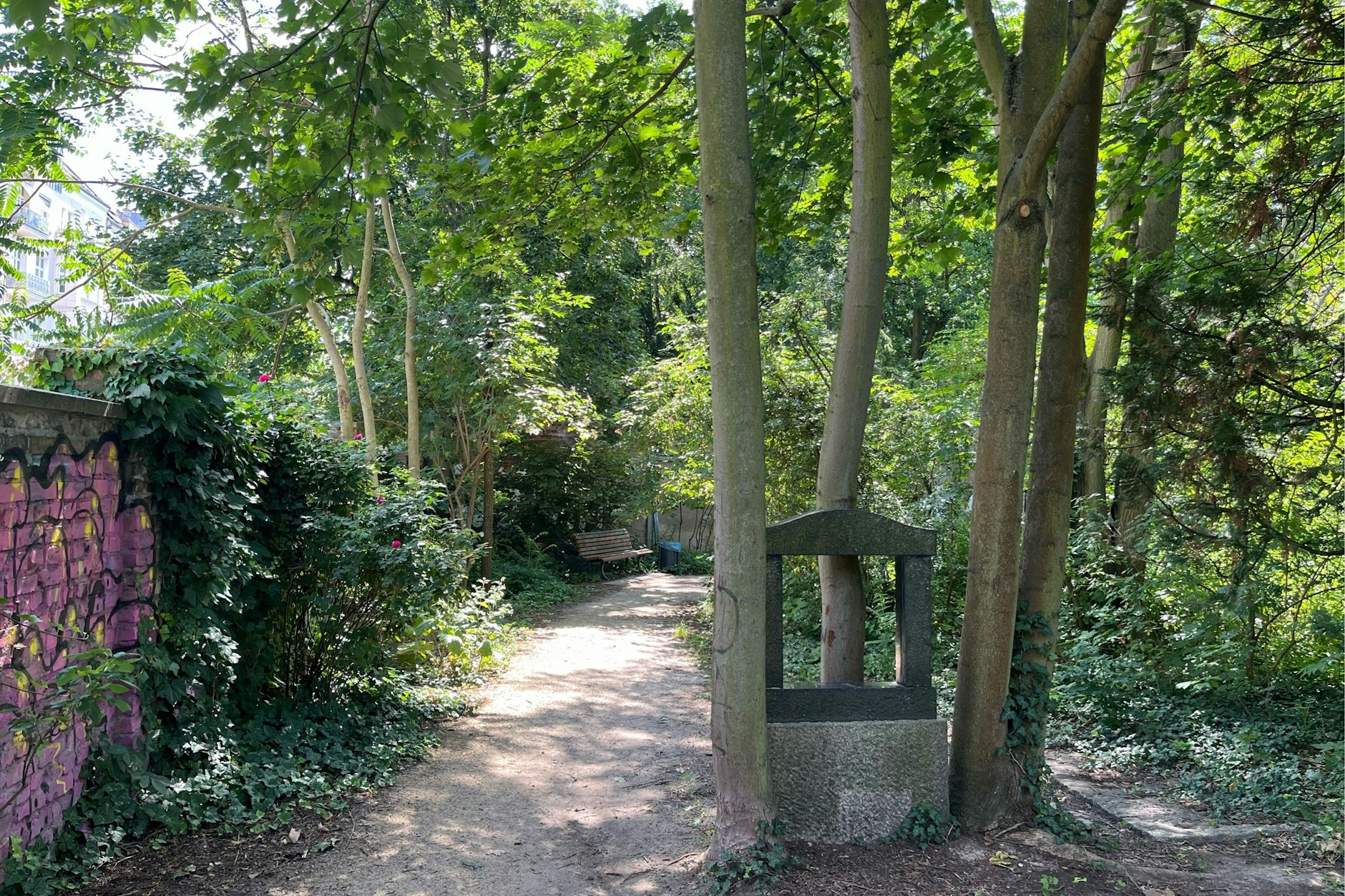 Zwischen Bäumen und Grabsteinen ruht in Prenzlauer Berg der Leisepark.