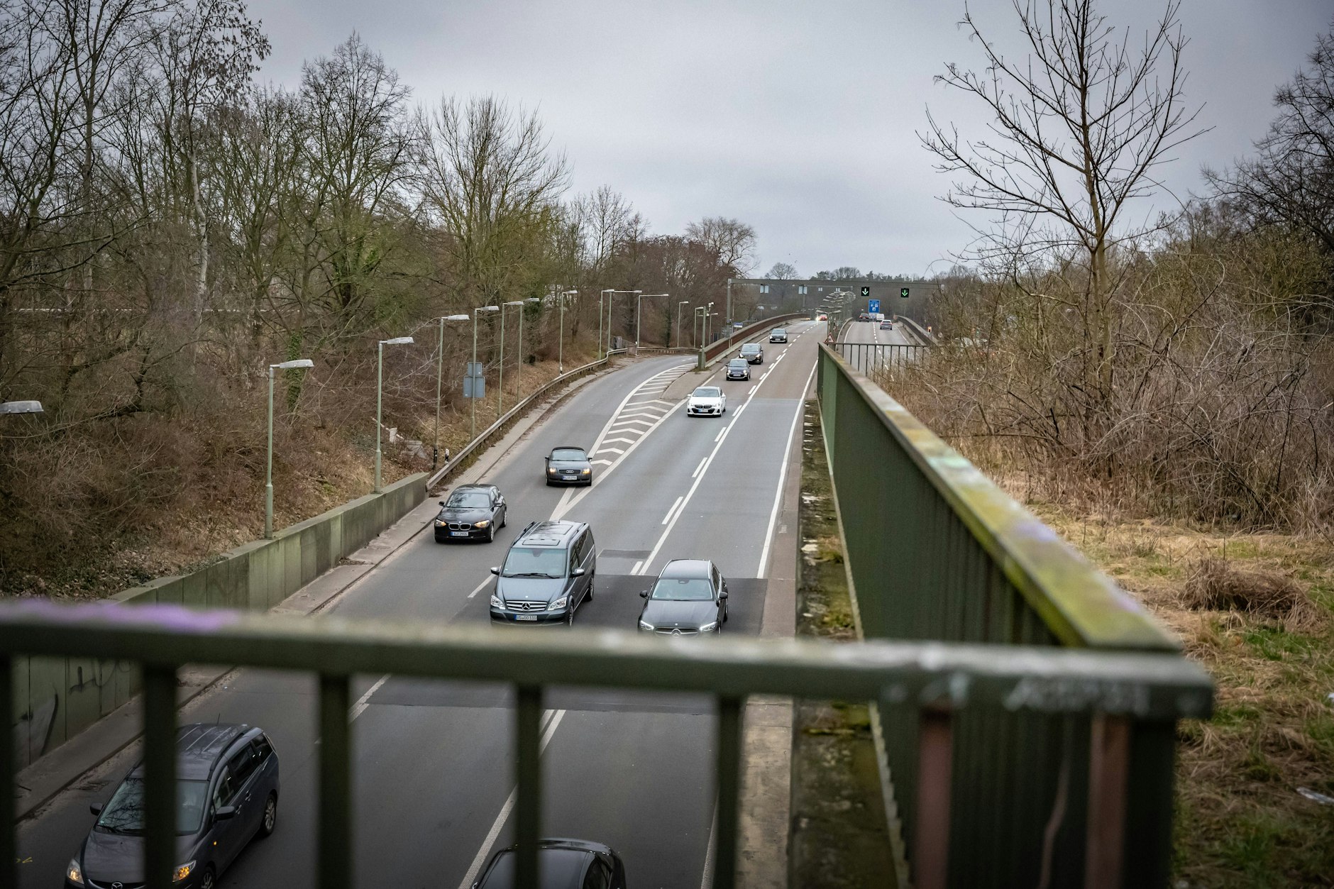 An dieser Stelle über dem Tunnel Tegel flogen in der vergangenen Woche erneut Schotter-Steine auf fahrende Autos.