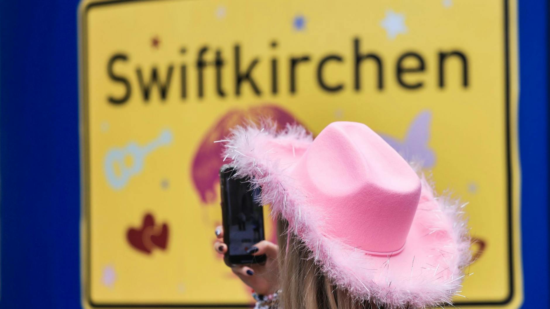 Die Taylor-Swift-Fans pilgern zu den Konzerten nach Gelsenkirchen.