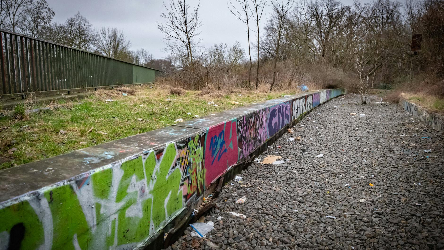 Über der Tunnel-Einfahrt befindet sich ein stillgelegtes Bahngleis voller Schotter-Steine. Von hier holen die Steinwerfer-Chaoten ihre gefährliche Munition.