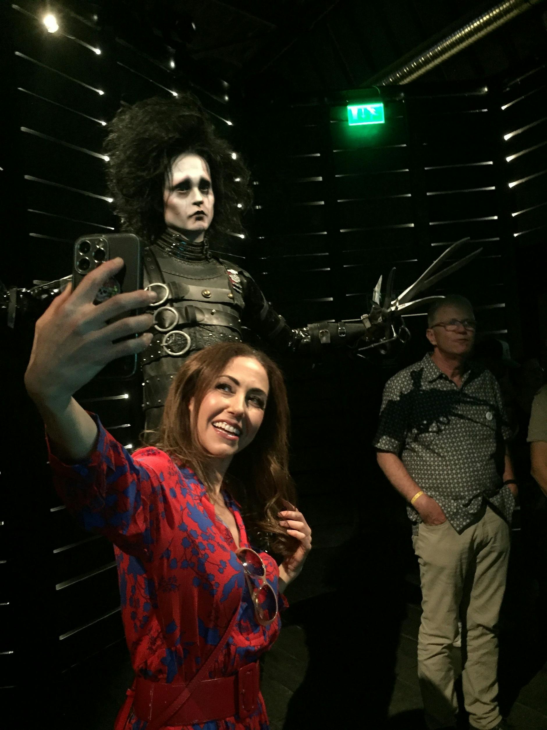Berlin: Autorin und Moderatorin Anastasia Zampounidis macht ein Selfie vor der „Edward mit den Scherenhänden“-Installation.