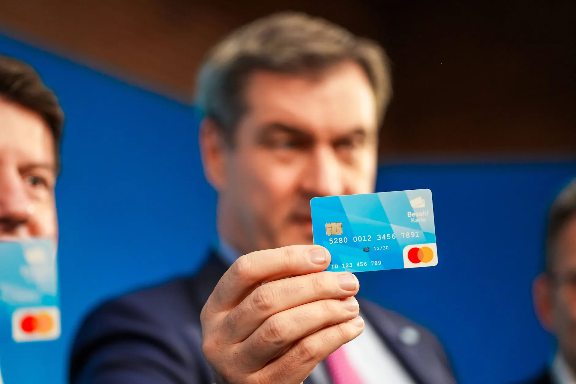 Markus Söder präsentiert die Bezahlkarte für Geflüchtete in Bayern.