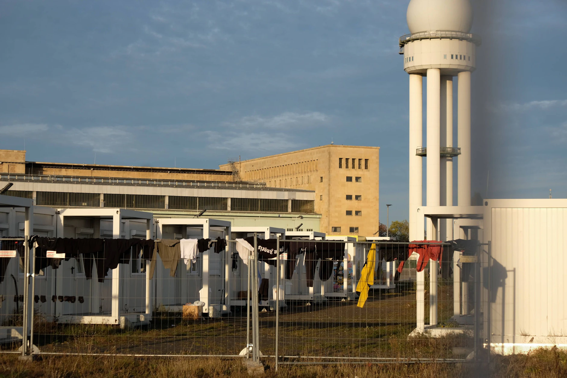 Das Containerdorf – Unterkunft für Geflüchtete auf dem Flugfeld Tempelhof in Berlin.